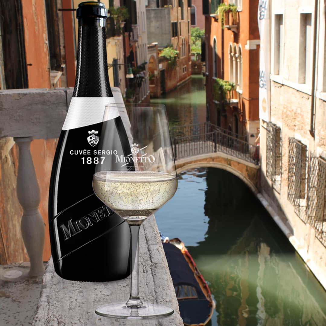 Mionetto Proseccoのインスタグラム：「Perdersi tra le calli ma ritrovarsi per l’aperitivo 🥂⁣ Cuvée Sergio 1887- Luxury Collection⁣ #mionettoprosecco #mionettoinsieme⁣ ⁣ Bevi Mionetto responsabilmente」