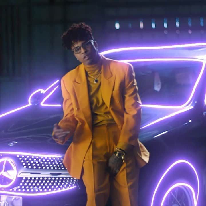 August Alsinaのインスタグラム：「N.O. 🆙 “ROUNDS” Music Video out now‼️ Link in the bio #stateofEMERGEncy 🐛🦋」