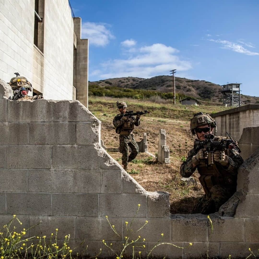 アメリカ海兵隊さんのインスタグラム写真 - (アメリカ海兵隊Instagram)「Triple Threat  Marines with 1st Light Armored Reconnaissance Battalion, @1stmardiv, post security during Military Operations in Urban Terrain training on @mcb_camp_pendleton, improving their infantry skills. (U.S. Marine Corps photo by Sgt. Miguel A. Rosales)  #USMC #Marines #Military #Security」7月18日 1時00分 - marines