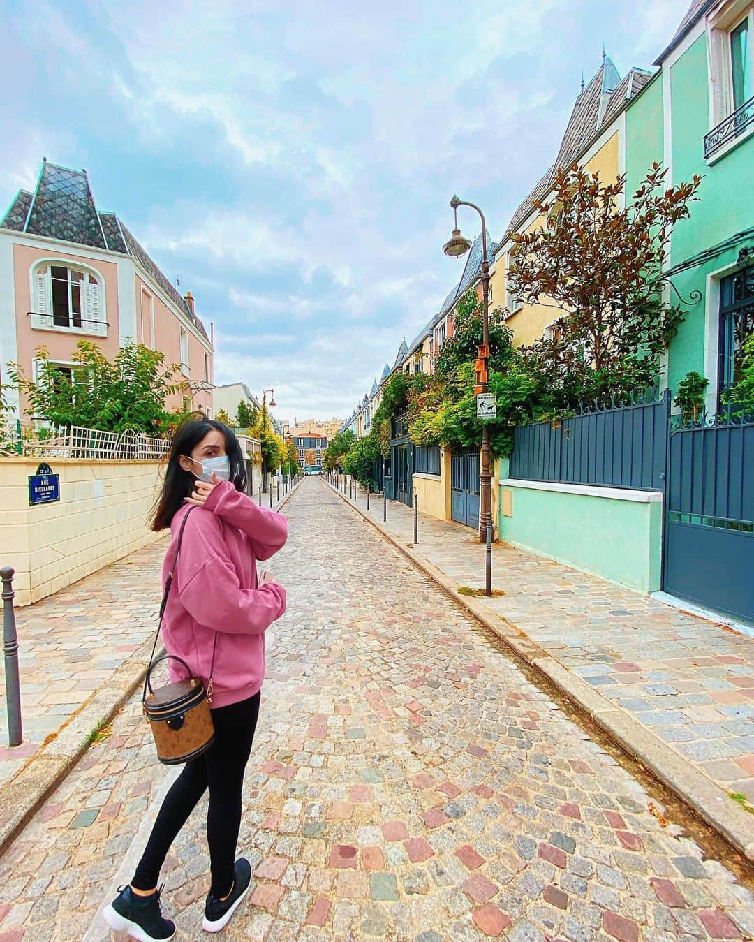 sananasのインスタグラム：「I needed colors 🌈 #Paris  Psssst ... Nouvelle vidéo demain matin ! Vous la voulez à quelle heure ? 😁」