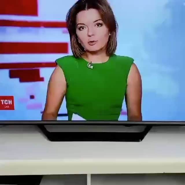 エリン・アンドリューズのインスタグラム：「This woman is a BALLER! Doesn’t miss a beat!! Full disclosure this is a reoccurring dream I have...waking up on game day and a tooth falls out. 🦷 🎤 😃」