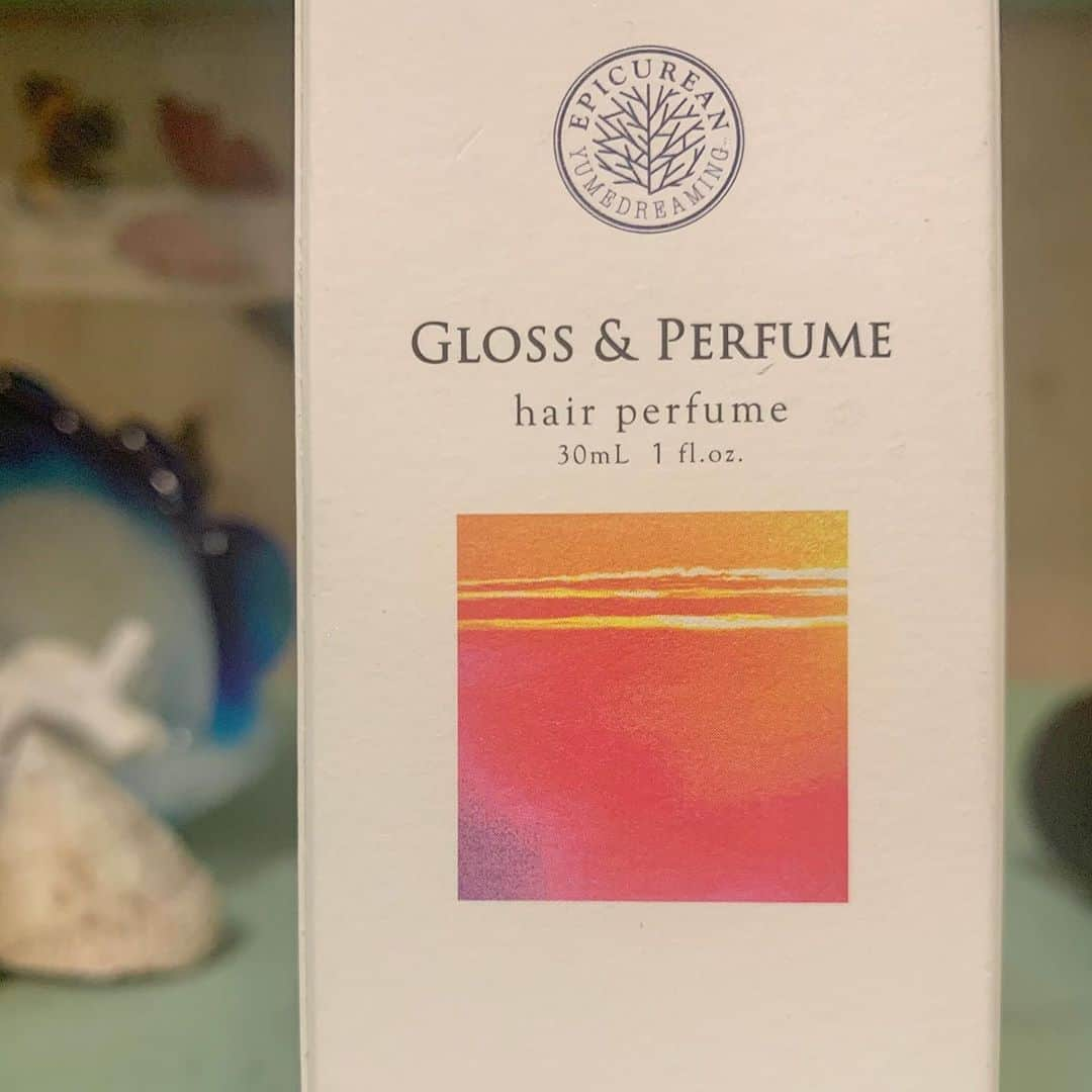 ノーマさんのインスタグラム写真 - (ノーマInstagram)「YUMDREAMING EPICUREAN GLOSS&PERFUME「i」＝「愛」🥀♥️ 昨日の投稿で、仕上げに使用していたヘアパフューム。 イベントでご一緒して以来、私も大ファンであるWABARAの「かおりかざり」の生体水も使用されているのだそう。昨年から発売が楽しみだったのだーー😊 滋賀県琵琶湖の生態系の中で調和して咲くバラたち、和バラ。中でも「かおりかざり」は和バラのファーム、 @rosefarmkeiji の環境を反映したような爽やかさと、華やかなフルーティーさが印象的で、ジャスミンと合わさる事によって生命力溢れる余韻に。  3~4枚目は、昨年ファームを訪問した時の景色。 @twiggy.miho さんのアカウントからも「i」イコール「愛」のストーリーがたっぷり見れますぞ🥀🥀🥀  パッケージの、絵の様なノスタルジックな景色は @kojisato_ さんの作品です📷✨  #twiggy #YUMDREAMING #epicurean  #wabara #hairgloss」7月18日 1時13分 - noma77777