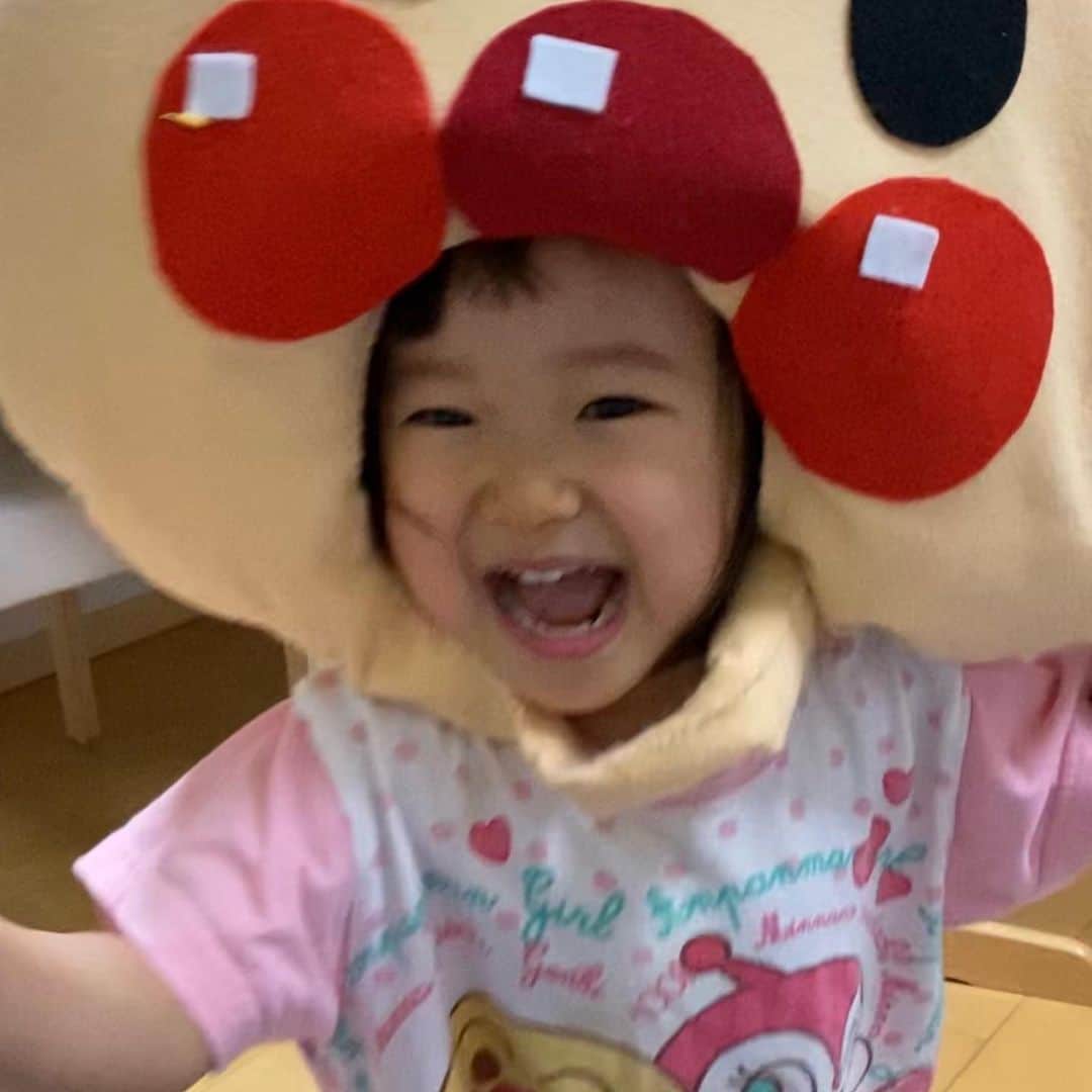 金田朋子のインスタグラム：「かぶりものサイコー！ 娘が被ってくれるともっとサイコー！ かぶりもの大好き！ もっともっと作りたい！ #千笑 #森渉 #金田朋子 #家族 #family #子供 #娘 #kids #がんばろう」