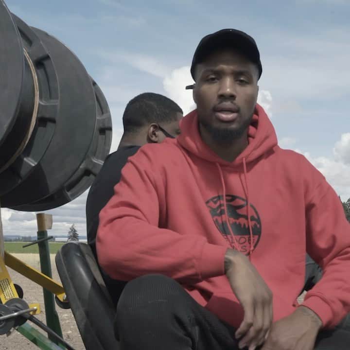 デイミアン・リラードのインスタグラム：「It takes a village! My new video for #HomeTeam is out now. Celebrating family, friends, loyalty and what we can build when we stick together. Hit the link in my bio to watch now on my @youtube. My connection to Portland is deeper than just basketball. We from Oakland, but we’ve made Portland our home... — Directed by: @brookfieldduece and @damianlillard Shot and edited by: @rileybrownpdx  In loving memory of my cousin, Brandon “Chef B” Johnson. #FrontPageMusic #DameDOLLA」