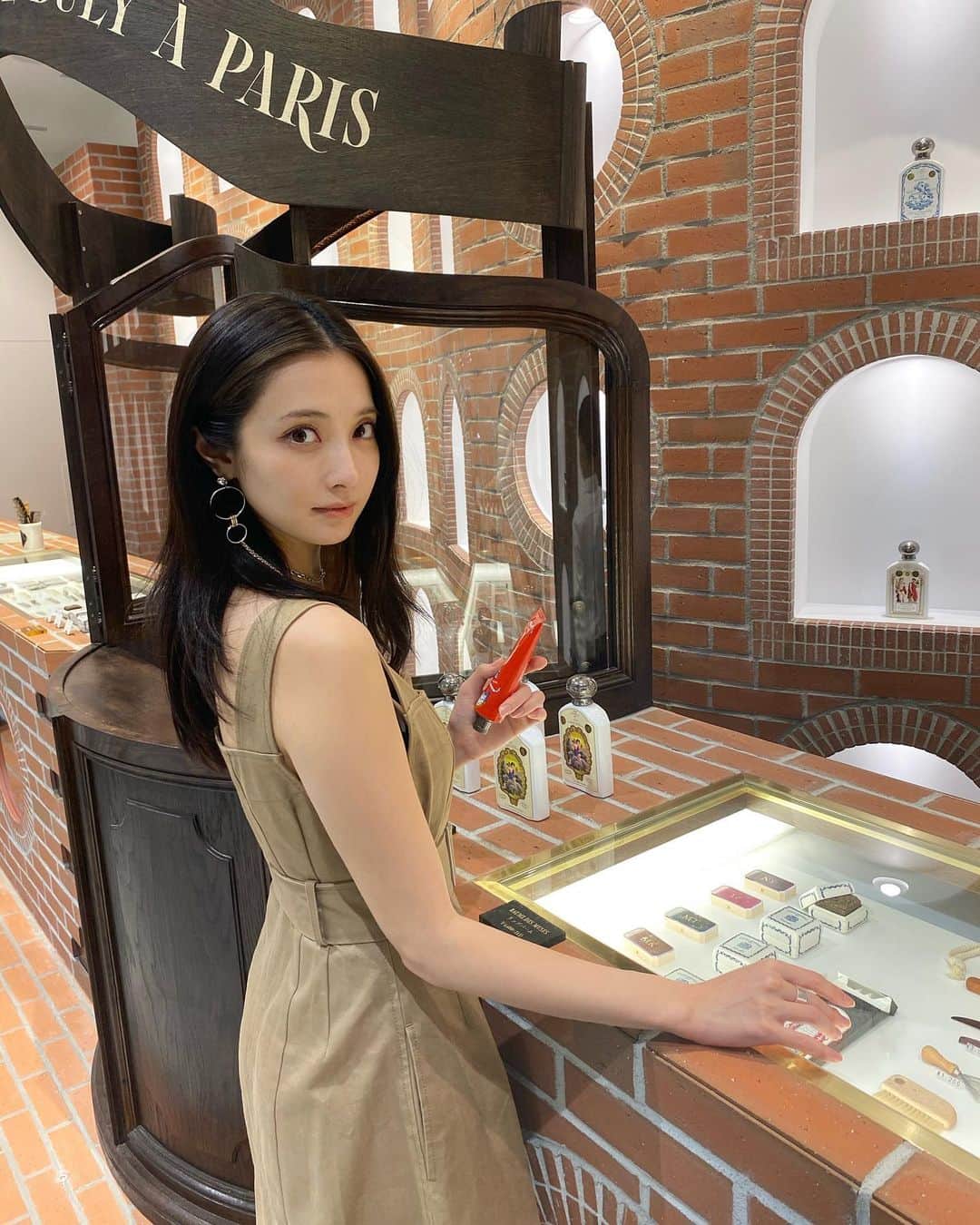 大石絵理のインスタグラム：「フランスの老舗総合美容専門店 OFFICINE UNIVERSELLE BULY から、パリのルーヴル美術館で所蔵されている代表作品とコラボした香水が気になっていたので、横浜にできた新店舗で見せていただきました🦋💫 ミロの「ヴィーナス」などの8作品の香りが今回発表されたんですが、中でも私が好きだったのは、ゲインズボロー作の18世紀のイギリスを象徴とした「庭園での語らい」という作品にインスパイアされた、ローズブーケにペパーミントとベルガモットが加えられた軽やかで甘い香り💐 庭園での語らいは、緑に包まれたお庭でベンチに座る男女がパステル調でロマンティックに描かれた絵画です💗 ルーヴルコレクションは期間限定なので、ぜひ試しに行ってみてください💜」