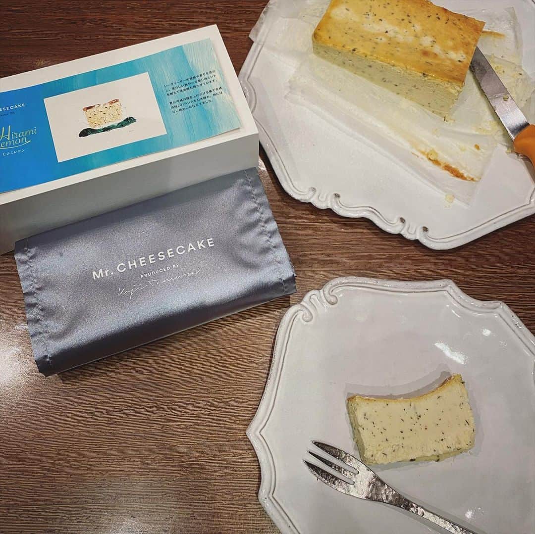 畑野ひろ子のインスタグラム：「@mr.cheesecake.tokyo の夏限定ケーキ、ヒラミレモンのチーズケーキ🍋  冷凍から半解凍で食べる夏らしいケーキ。私は、時間をおいて、ブリュレのようなクリーム状にして食べるのが好みです😍  #mrcheesecake #ヒラミレモン」