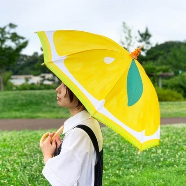 minneさんのインスタグラム写真 - (minneInstagram)「夏の日差しも爽やかに感じられそうな、レモン柄の日傘。青空の下でビタミンカラーが映えますよ。⠀ ⠀ レモンな日傘/たまには どこかへさん（ @tamaniha.dokokahe ）⠀ https://minne.com/items/23782943⠀ ⠀ #日傘 #夏 #フルーツ #レモン #minne＃ミンネ＃ハンドメイド#handmade＃プレゼント＃ギフト＃ハンドメイド作品＃手作り #minne_fashion」7月17日 16時23分 - minne_official