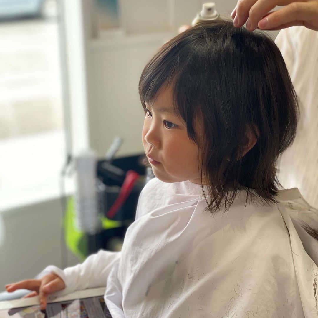 太陽チャンネルのインスタグラム：「. らんちゃん髪をバッサリ切っちゃった🥺💕 私はロングヘアが好みなので 小学校上がるまで切りたくなかったんだけど、 らんちゃんがめっちゃノリノリで切る切るーだったので… 夏だし…切ってもらいました😭💕 どうせ切るならさっぱり涼しげにということでショートボブ♡ 可愛い♡切った時は外ハネだったんだけど、髪を洗ったらふんわり内巻きボブに😭😭💕超ミラクル可愛くてらんちゃん見る度に｢かわいーらんちゃん超可愛いー🤣🤣💕｣って叫んでます(親バカ)こんなに可愛くなるならもっと早く切ってあげたら良かった～(追い親バカ)外ハネからの内巻きで計算され尽くされたカット技術✨さすがです✨ @shii_by_fam さんいつも素敵にしていただきありがとうございます！またお願いします～😘👍 ばしゃもヘルメットヘアからさっぱりすっきりしたよ～✨✂️」