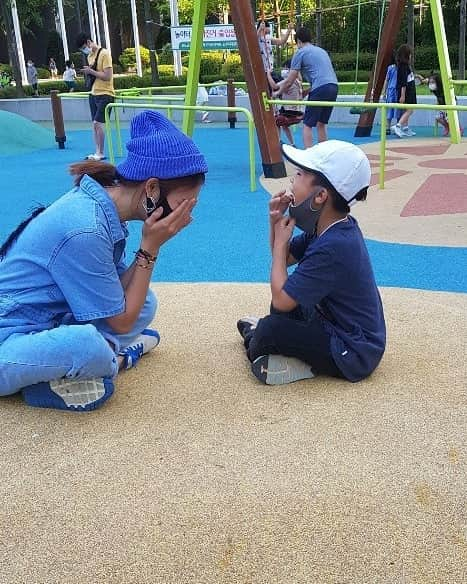 キム・ジョンファさんのインスタグラム写真 - (キム・ジョンファInstagram)「가위바위보!!!✌✊🖐 유화야~~ 너 아주 손가락 호호 불어가며 야무지게 때리더라^^ㅎㅎ 어제  게임좀 할줄아는 유화가 가위바위보해서 딱밤맞기(?)를 제안했네요ㅋㅋ 아파트 놀이터는 그냥 지나칠수없는 곳이죠^^ 오늘도  퇴근하고 놀이터 출근합니다😂 즐거운 저녁되세요♡♡ #하원후#아파트놀이터#집에가고싶다#하루가길다」7月17日 16時25分 - junghwa_jjung