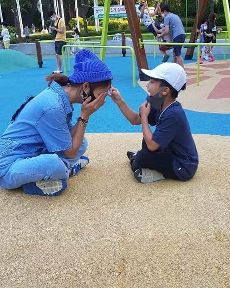 キム・ジョンファさんのインスタグラム写真 - (キム・ジョンファInstagram)「가위바위보!!!✌✊🖐 유화야~~ 너 아주 손가락 호호 불어가며 야무지게 때리더라^^ㅎㅎ 어제  게임좀 할줄아는 유화가 가위바위보해서 딱밤맞기(?)를 제안했네요ㅋㅋ 아파트 놀이터는 그냥 지나칠수없는 곳이죠^^ 오늘도  퇴근하고 놀이터 출근합니다😂 즐거운 저녁되세요♡♡ #하원후#아파트놀이터#집에가고싶다#하루가길다」7月17日 16時25分 - junghwa_jjung