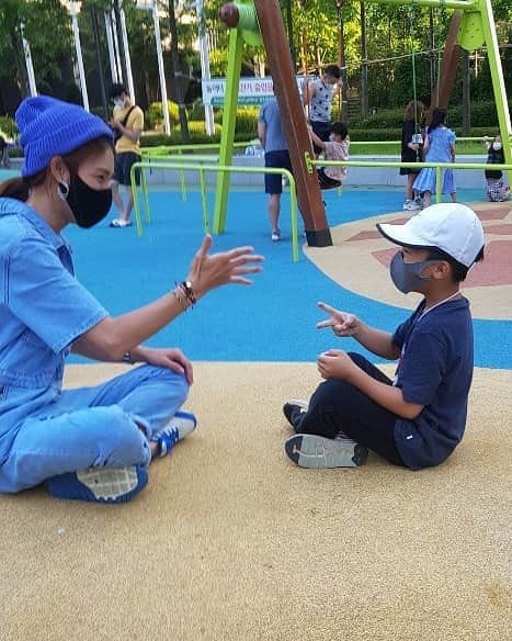 キム・ジョンファさんのインスタグラム写真 - (キム・ジョンファInstagram)「가위바위보!!!✌✊🖐 유화야~~ 너 아주 손가락 호호 불어가며 야무지게 때리더라^^ㅎㅎ 어제  게임좀 할줄아는 유화가 가위바위보해서 딱밤맞기(?)를 제안했네요ㅋㅋ 아파트 놀이터는 그냥 지나칠수없는 곳이죠^^ 오늘도  퇴근하고 놀이터 출근합니다😂 즐거운 저녁되세요♡♡ #하원후#아파트놀이터#집에가고싶다#하루가길다」7月17日 16時25分 - junghwa_jjung