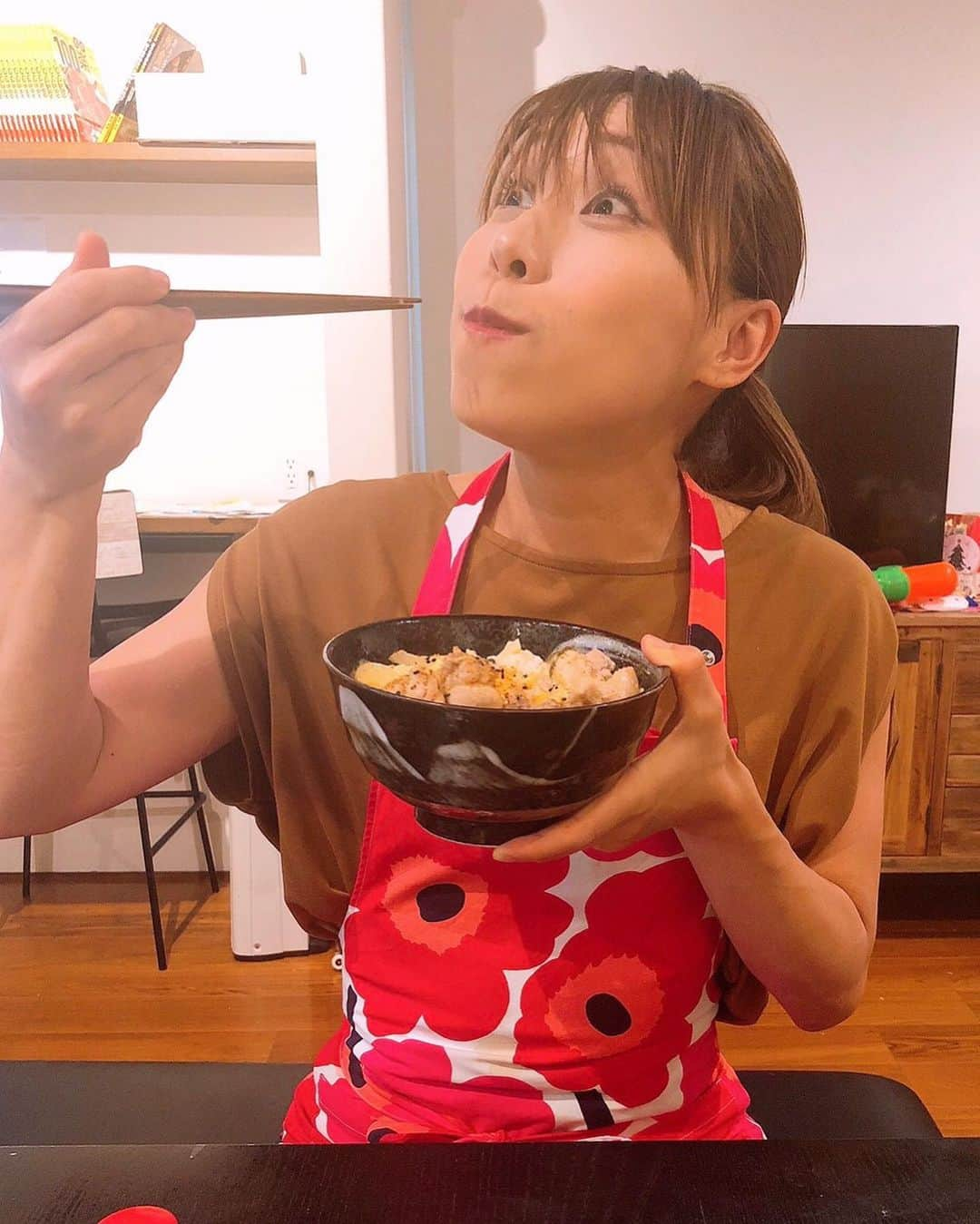 みきママさんのインスタグラム写真 - (みきママInstagram)「【料亭の味！塩麹親子丼のレシピです！！】 ﻿ ﻿ ﻿ ﻿ ﻿ ﻿ 鶏もも肉に塩麹をもみこんで冷凍保存しておくと、漬け込み時間なしで調理できるので、やわらかくてめちゃうまなんです！！ ﻿ ﻿ ﻿ ﻿ 普通、親子丼は醤油味ですが、塩味でひと味違う料亭のような上品な味の親子丼になります！！今回は塩麹親子丼のレシピを教えちゃいます～！！ ﻿ ﻿ ﻿ ﻿ ---------------------------------------------------- ﻿ 2人前 ﻿ ﻿ 【1】「下味冷凍！鶏肉の塩麹漬け」を作る。 ﻿ Ziploc®に鶏もも肉（1枚）と塩麹（大さじ2）を入れてもみこんだら、なるべく空気を抜いてジッパーを閉め、平らにして冷凍保存する。 ﻿ ﻿ ﻿ 【2】「下味冷凍！鶏肉の塩麹漬け」を解凍する。食べる日の朝、冷凍室から冷蔵室に移し、解凍しておく。 ﻿ ﻿ ﻿ 【3】親子丼の材料を用意する。「鶏肉の塩麹漬け」を2㎝角に切る。丼ぶり2つに熱々のご飯を盛り付ける。 ﻿ ﻿ ﻿ 【4】親子丼の具材を煮る。26㎝のフライパンに薄切りにしたたまねぎ（1個）、【3】の「鶏肉の塩麹漬け」、バッグに残っている漬けだれ、水（100cc）を加えて中火で熱し、沸騰したら全体を混ぜてから蓋をし、鶏肉に火が通るまで、ときどき混ぜながら5分ほど蒸し焼く。 ﻿ ﻿ ﻿ 【5】親子丼を仕上げる。ボウルに卵（4個）を割り入れて軽く溶き、【4】に回し入れ、箸で大きく3周円をかく。卵がとろとろの状態でご飯の上にすくってのせる。きざみのりをちらし、お好みで七味とうがらしをかける。 ﻿ ﻿ ---------------------------------------------------- ﻿ ﻿ ﻿ ﻿ 塩麹の酵素はたんぱく質を分解してお肉をやわらかくしてくれるし、他の素材の旨味も引き出してくれるから、親子丼が手間ひまかけた料亭の味になります！！ ﻿ ﻿ ﻿ ﻿ 他にもすごい下味冷凍術があるので、YouTubeをみてください！！→プロフィールにURLがあるので、クリックしたらYouTubeに飛ぶので、「下味冷凍活用サイコロステーキ」をみてくださ〜い！！ ﻿ ﻿ ﻿ ﻿ #PR ﻿ #みきママ流下味冷凍作りまわし術 ﻿ #下味冷凍 ﻿ #ジップロック ﻿ #ziploc ﻿ #時短料理 ﻿ #料理 ﻿ #レシピ ﻿ #おうちごはん ﻿ #夜ごはん ﻿ #簡単ごはん ﻿ #こどもごはん ﻿ #作り置き ﻿ #作り置きおかず」7月17日 16時26分 - mikimama_official