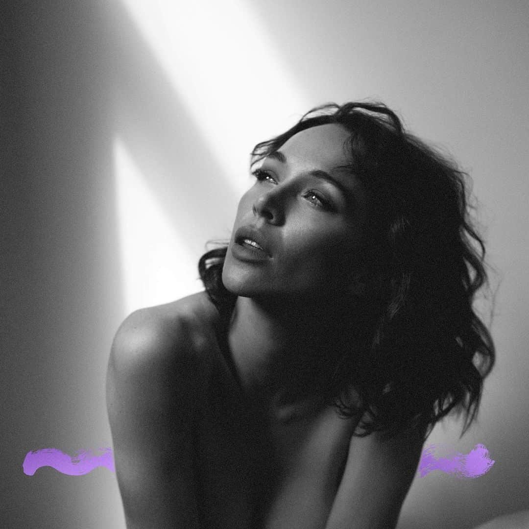 エミリー・スコットのインスタグラム：「The final pieces of the puzzle are falling into place. My new single with @nadiapopoffmusic will be coming out on 14 August!  More info to come 🤗」