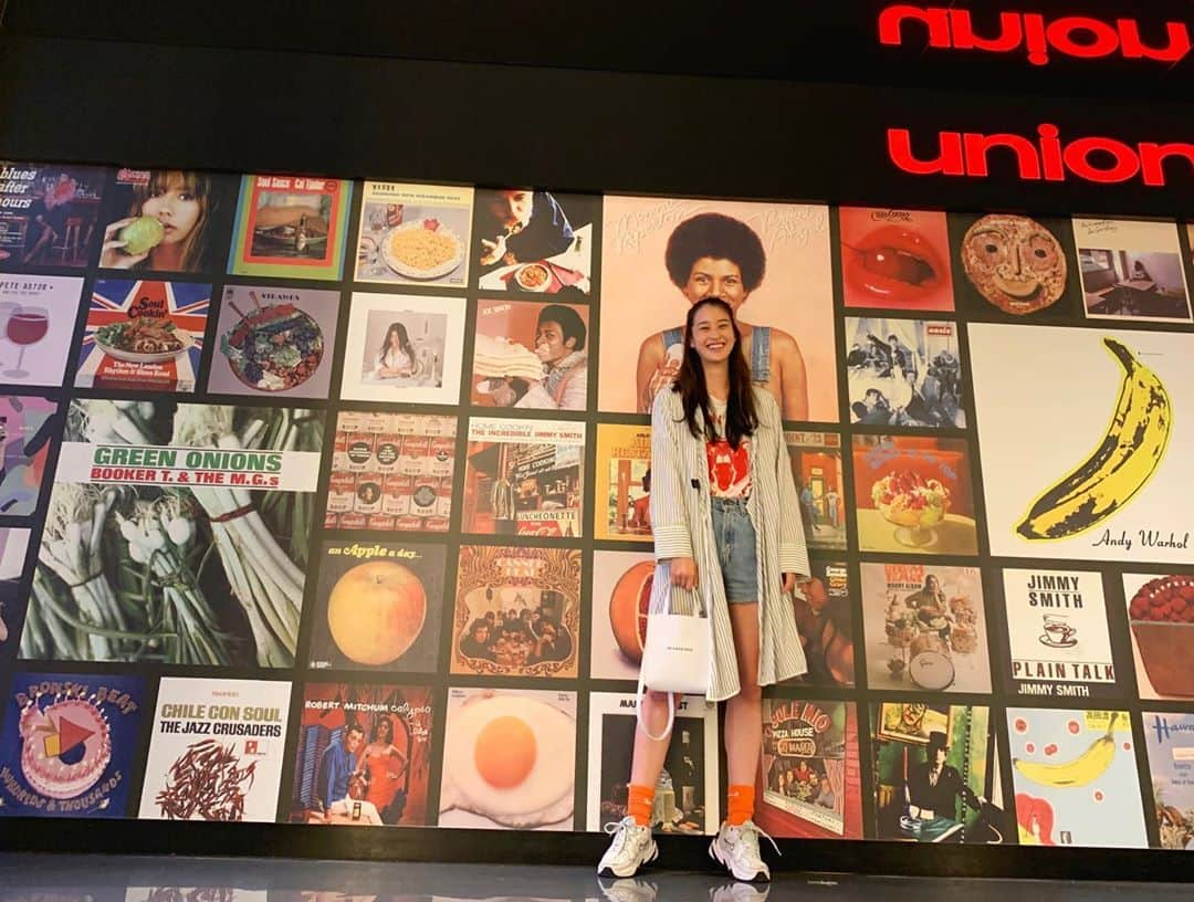 青野楓さんのインスタグラム写真 - (青野楓Instagram)「﻿ ﻿ #union 💽﻿ 店が可愛くて吸い込まれました。﻿ 店をでるとレコード3枚が手元に。﻿ (ちゃっと支払ってるからねって一応書いとく)﻿ インテリアになりやすいけどたまには聴こう☺️﻿ ﻿ 服はどこでも流行っていないコーディネート。(笑)﻿ 好きなものを着るってかんじで流行りは全く気にしてません。だから割と何年も同じ服を着回してます。﻿ その日の気分次第でいろんな系統着るから数は多いかな？﻿ 甘めな服きても絶対どこかにカジュアルさははいってるけどね。色も偏ってたけど最近は色んな色着てると思う。﻿ 苦手な色はまだまだあるけど、パーソナルカラーとか、﻿ イエベ？みたいなのとかは気にしない。﻿ 誰が決めたん？ってかんじ！(笑)﻿ 好きな色着れば似合ってくるはず。﻿ ﻿ 以上、服とレコードのお話しでした！笑﻿ (終わり方雑🤣🙏)﻿ ﻿ #レコード#レコードのある生活#ootd#nike#kaede626style」7月17日 16時32分 - kaede626