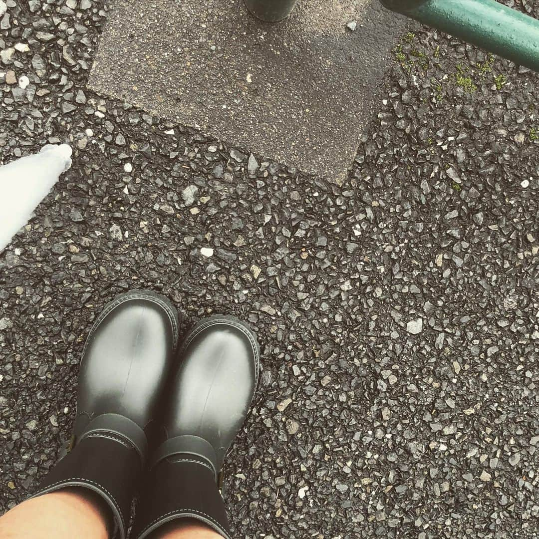 白川りささんのインスタグラム写真 - (白川りさInstagram)「新しい靴だと雨が降る 長靴を履いてくると雨が止む 傘を持たずに出ると雨が降る 傘を持ってくると雨が止む  何故か！！！(　´･‿･｀)  #雨 #雨女 #何故か #諦めが肝心 #通常運転」7月17日 16時36分 - risarisausausa