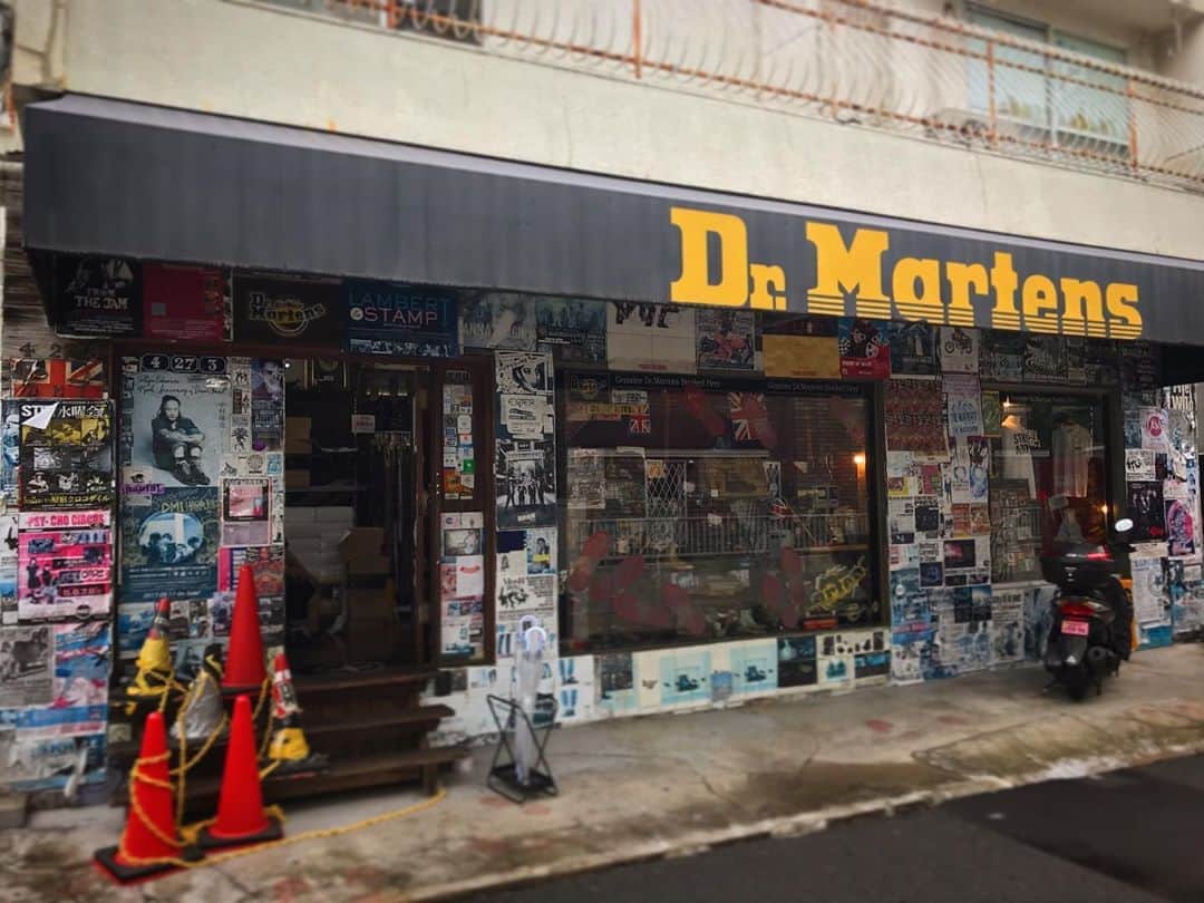 Ju-kenのインスタグラム：「28年間、お疲れ様でした　#DMI原宿  20数年お世話になった、原宿を代表するドクターマーチンの店  あと数日でクローズします  在庫も僅かになって来ましたが、ぜひお立ち寄り下さい  パンクのテイストはそのまま残っていますから🇬🇧  Thanxxx maxxx Yoshida family  #docs #drmartens #ドクターマーチン　#dmiharajuku #ありがとう　@dmiharajuku」