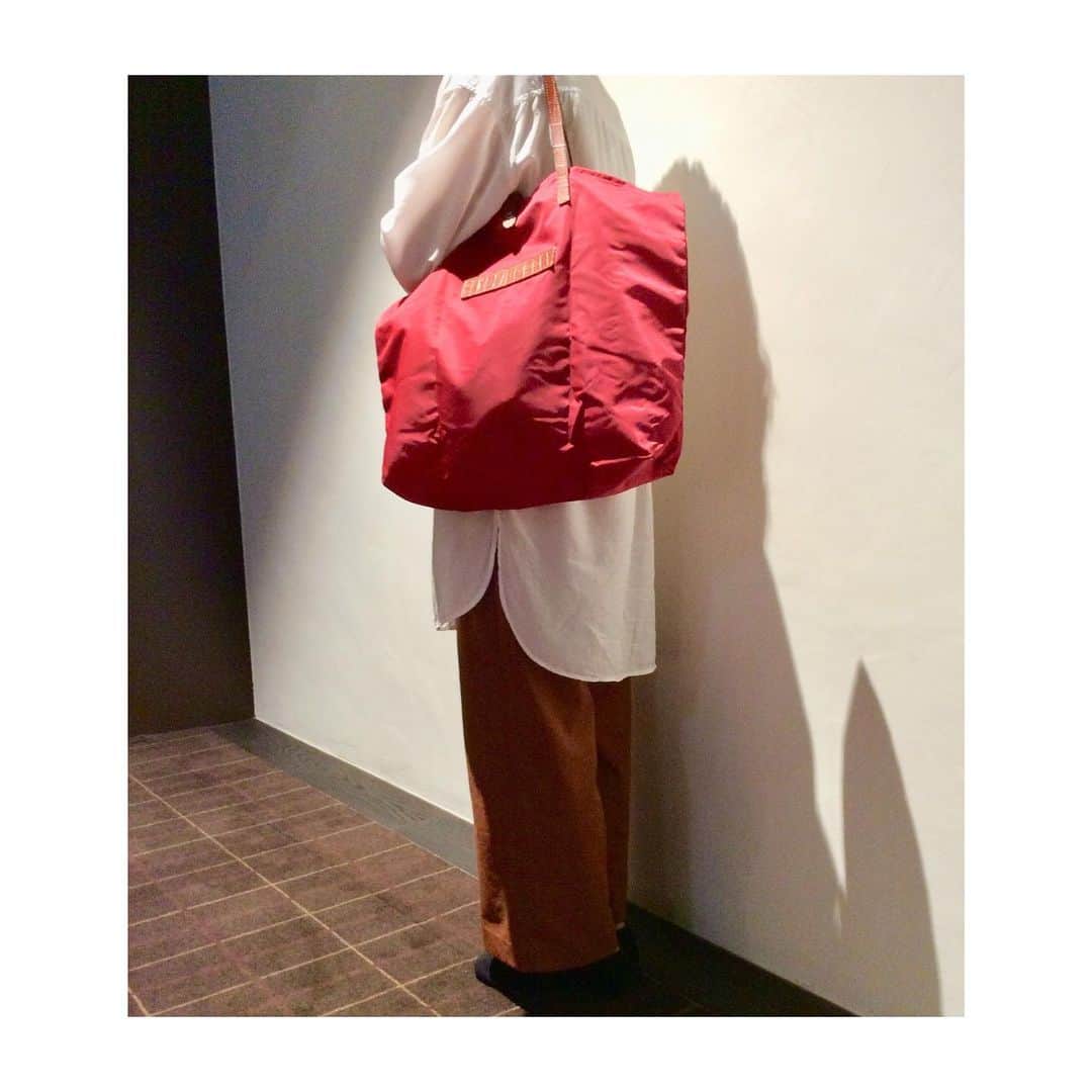Felisi Japan 〔フェリージ〕さんのインスタグラム写真 - (Felisi Japan 〔フェリージ〕Instagram)「【フェリージ 日本橋店】 . フェリージ日本橋店からのオススメは、 小さく畳んで付属のスナップを留めればコンパクトになり、 持ち運びに便利なトートバッグです。 エンボスレザーの型押しのハンドルとプレートが 上品なアクセントになっており、ハンドルは肩にかけられる長さです。 . サイズはW47×H36×D12ｃｍと収納力もあり、 エコバッグとしてもオススメです。 カラーも豊富に取り揃えておりますので、 ぜひお気に入りの一色を見つけてみませんか。 . Model No. 13/14/DS+SA ￥24,000＋TAX ※こちらは数に限りもございますので、お気軽にお問合せくださませ。 . フェリージ日本橋店では7/18(土)、19(日)、23(木)～26(日)の期間、 「FIGOメンバーズカード5倍キャンペーン」を開催致します。 FIGOメンバーズカードは即日発行も出来ます。 . さらに、日本橋高島屋S.C.専門店では 7/31(金)までお買上げ￥11.000ごとに￥500の館内でご利用いただける、 「ショッピング＆グルメチケット」をさしあげております。 お得なこの機会をぜひご利用くださいませ。 . . フェリージ日本橋店 TEL:03-3516-1388 . . . #felisi #nihombashi #totebag #colorful #nylonbag #limitedmodel #takashimaya #フェリージ #トートバッグ #エコバッグ #ナイロンバッグ #日本橋 #日本橋髙島屋sc #ポイントキャンペーン #5倍ポイント #バッグ #かばん #鞄」7月17日 16時46分 - felisi_japan