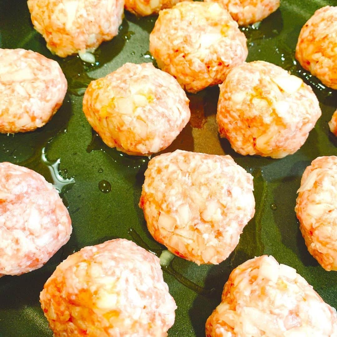 森崎友紀さんのインスタグラム写真 - (森崎友紀Instagram)「#森崎友紀#料理#cooking#手作り#わが家#定番#定番料理#我が家で人気#揚げずに蒸し焼き#ふんわり肉団子#甘酸っぱいあん#黒酢あんかけ#黒酢#黒酢肉団子  揚げない黒酢肉団子 揚げずに蒸し焼きにしたふんわり肉団子。 甘酸っぱいあんが絡んで、下に敷いたサラダ菜も美味しく食べられます(^^)」7月17日 16時46分 - morisakitchen