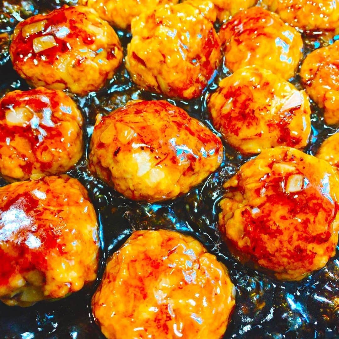 森崎友紀さんのインスタグラム写真 - (森崎友紀Instagram)「#森崎友紀#料理#cooking#手作り#わが家#定番#定番料理#我が家で人気#揚げずに蒸し焼き#ふんわり肉団子#甘酸っぱいあん#黒酢あんかけ#黒酢#黒酢肉団子  揚げない黒酢肉団子 揚げずに蒸し焼きにしたふんわり肉団子。 甘酸っぱいあんが絡んで、下に敷いたサラダ菜も美味しく食べられます(^^)」7月17日 16時46分 - morisakitchen
