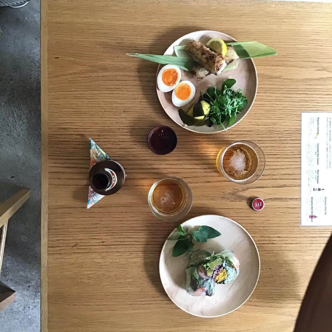 Pho 321 Noodle barのインスタグラム：「明日　3p.mより　豚肉と海老の揚げ春巻き‘NEM’がスタートします。  グェンシェフが、pho321で働きはじめてから出逢った家族と一緒に考えたnew classic vietnam style、豚肉　海老　春雨　干し木耳　にんじん　薩摩芋　椎茸...お野菜もたっぷり　季節のピクルスやハーブを添えて。  333をはじめ　ビールのおつまみにぴったりです。  ゙不定期で開催している　ビールとお料理の美味しい夕べ　’bia hoi’の雰囲気を受け継いで、ちいさなプレートでpho321ならではのヴェトナムの味を愉しんでいただけたらと思います。  1日数量限定、オーダーストップは7:30pmです。  ゆくゆくは揚げ春巻きのbunへとメニュー展開したり、お野菜の揚げ春巻きや、お惣菜もたっぷりの盛り合わせもご用意出来たらと思います。  店内でのお食事がむずかしい方は、1 pieceからお持ち帰りもできますので、スタッフまでお声かけ下さいませ。  先ずは　こちらの1種から。  どうぞ　末永く　宜しくお願い致します。  new! NEM! for saturday special *spring roll pork,shrimp and veggie w/seasonal pickles  #nem #biahoi #saturdayspecial」