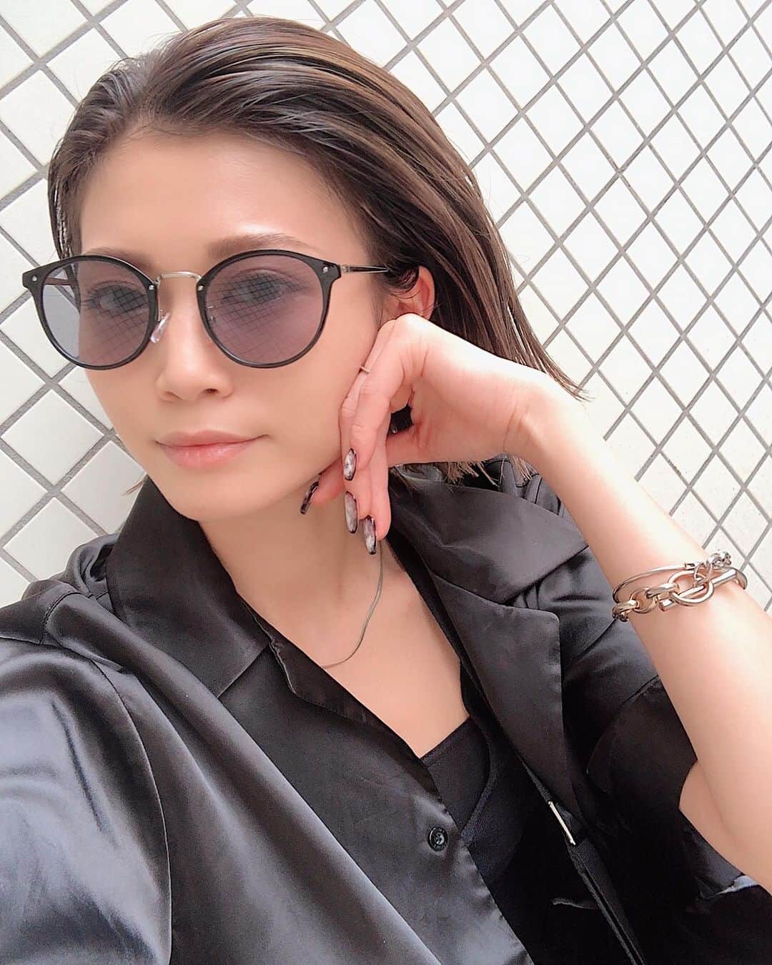 kazuki youdaのインスタグラム：「.  昨日のお休みは美容day💆🏻‍♀️ カラーとネイルメンテの日♥️ 今回は初めましての美容室いったんだけど 美容師さんが専門学校一緒の同級生とゆう すんごい偶然でおどろいた😂🤣 カラーもカットもいー感じしてくれて 大満足でございます🧏🏻‍♀️♥️ 皆様も是非いってみて♥️♥️♥️  . @shea.a.s.k ありがとうございました😊  .  ネイルもかわいくなったから またこんど載せよーっと🧏🏻‍♀️♥️  _」