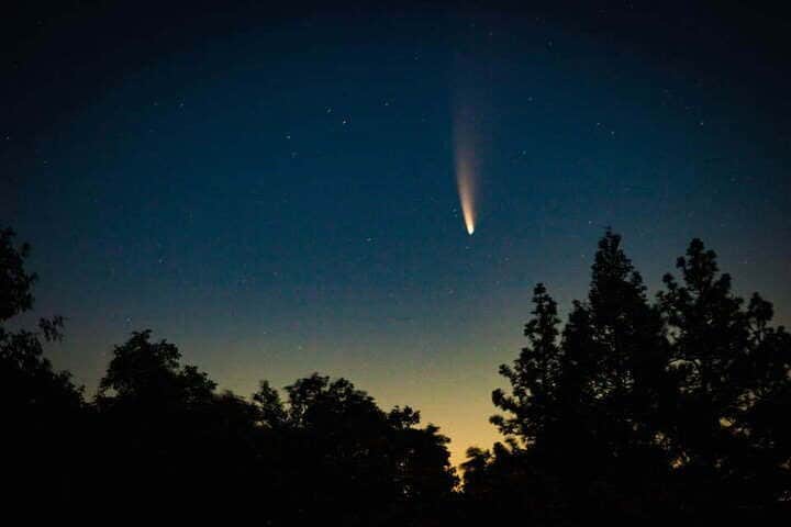 アメリカ大使館さんのインスタグラム写真 - (アメリカ大使館Instagram)「カリフォルニア州グラスバレーで📸された、ネオワイズ彗星☄️(Comet Neowise) こんなにハッキリ見えるんですね👀 夜明け前の空の色も綺麗で、まるで絵の様ですね🌌 この📸は、現地時間7月11日午前4時15分頃に撮影されました💫 . #usa #america #studyabroad #livinginamerica #astronomy #stars #beforesunrise #comet #neowisecomet2020 #photooftheday #アメリカ #アメリカ生活 #留学 #天文学 #天体観測 #ネオワイズ彗星 #彗星 #夜明け前の空 #夜空 #影絵みたいな風景 #カリフォルニア州 #グラスバレー #宇宙と出会う金曜日」7月17日 17時00分 - usembassytokyo