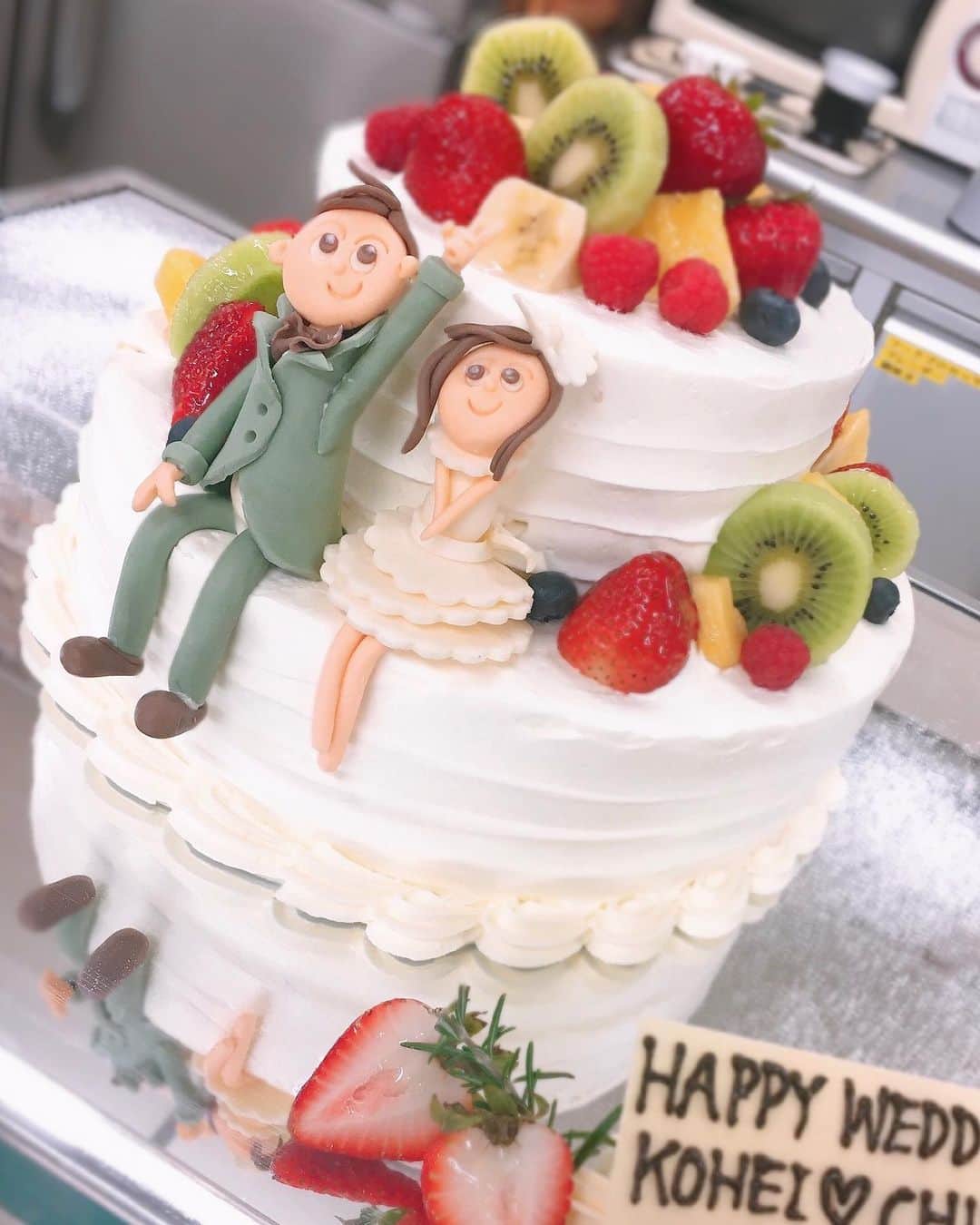 のインスタグラム：「⭐︎﻿ 【製菓実習】﻿ 見てください！！﻿ このとっても可愛いウェディングケーキ💍﻿ ﻿ TAGAYA 住吉シェフの授業﻿ シェフが目の前で仕上げてくださいました✨﻿ 住吉シェフはブライダルパティシエとしてご活躍されている先生です❣️﻿ ﻿ 次回7/23(木)のオープンキャンパス﻿ レアチーズムース体験もご担当してくださいます🌈﻿ ﻿ #大阪製菓カフェ﻿ #大阪キャリナリー﻿ #実習　#農業　#製菓実習﻿ #ウェディングケーキ﻿ #お菓子づくり  #パティシエ  #料理好きな人と繋がりたい」