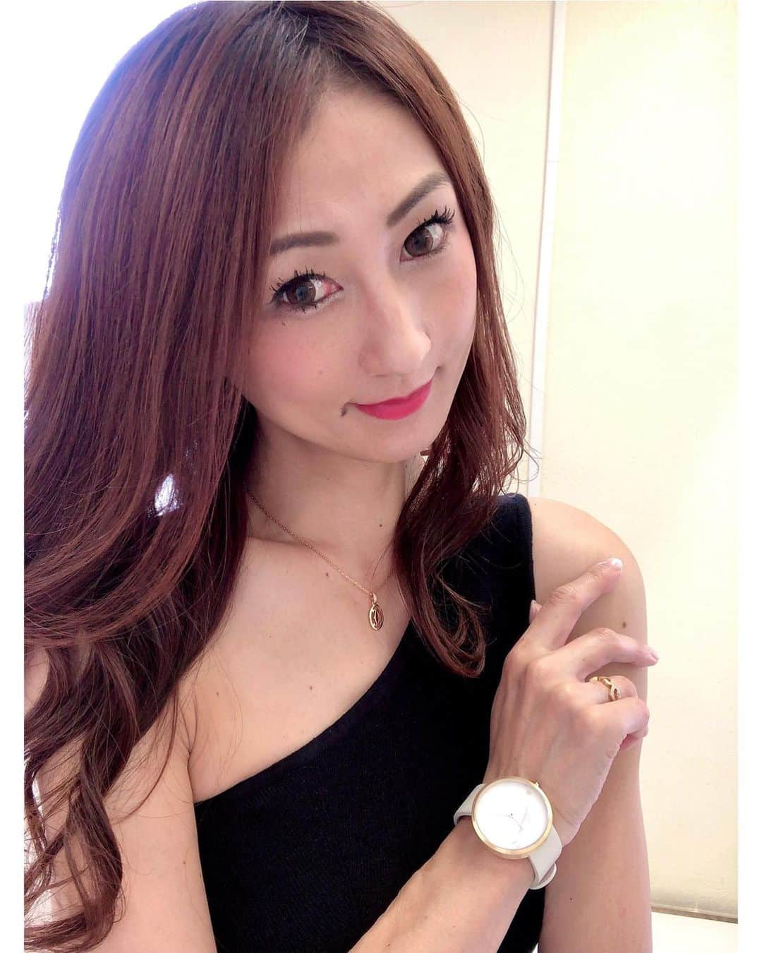 のインスタグラム：「⭐︎⭐︎⭐︎ MAVEN WATCHES @mavenjapan 様より 素敵な時計が届いたよ💕 ・ ・ #大理石 を使ったフェイスは ２つとして同じ顔のない 本物のホワイトマーブル✨ ・ ベルトは、高級感たっぷりのイタリアンレザー✨ カラーは、これからの季節にぴったりな オフホワイトを選びました🤍🤍 ・ ・ 私が付けているのは 【 ENDURING SERIES 】 LEAKING DAWN OFFWHITE 40mm ・ ・ こだわりの素材を使用していて高級感があるし、 手元から上品にしてくれそう😌✨ ・ ・ シンプルでお洒落なデザインだから、どんなシーンでも使えて ヘビロテ中です♡ ・ ・ 是非、こちらのサイトご覧になってくださいね⬇️ ・  https://mavenwatches. ・ ・ クーポンコード → 【3aya1gm】 ご使用で、10％offになります❣️ ※ クーポン使用期限は本日より1年間 ・ ・ ・ ・ #mavenwatches #マベン #マベンウォッチズ #腕時計 #時計 #手元倶楽部 #watch #モデル #model #神戸 #kobe #インスタグラム #インスタ #インフルエンサー#followme #フォローミー #お洒落さんと繋がりたい #ファッション #ファッション部fashion」