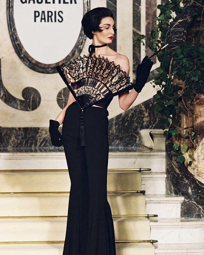 ジャンポール・ゴルチエさんのインスタグラム写真 - (ジャンポール・ゴルチエInstagram)「Jean Paul Gaultier said “Countess de Ribes is for me the incarnation of Parisian chic. She is an icon; the photos of her by Avedon made me love fashion. It was only natural that I dedicate a couture collection to her: “The Divine Jacqueline”.⁠ #GaultierParis #SS99 #throwback #JPGFREAKING50⁠ Photographed by #PatriceStable.⁠」7月17日 17時09分 - jeanpaulgaultier