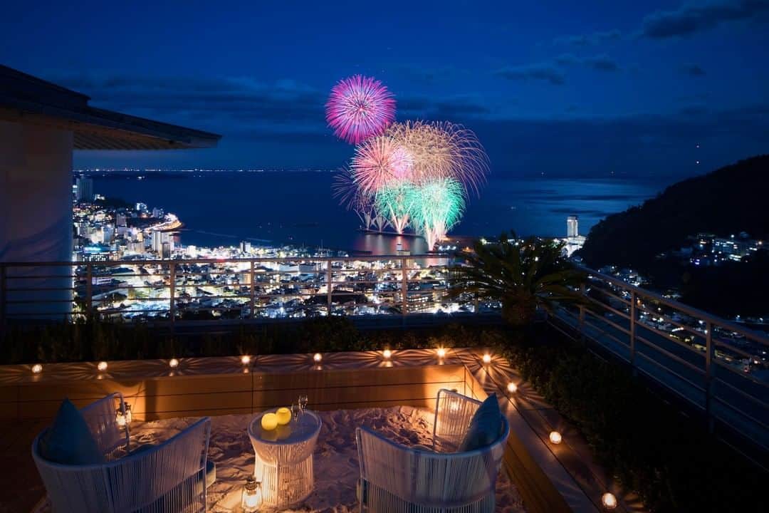 星野リゾートさんのインスタグラム写真 - (星野リゾートInstagram)「【星野リゾートの施設紹介】﻿ リゾナーレ熱海 - RISONARE Atami﻿ ﻿ 熱海の海原と街がパノラマ展開する山上に建つリゾートホテル。クライミングウォールやブックス＆カフェ、キッズルームと遊び心が満たされる空間です。目前でシェフが仕上げるビュッフェは活気にあふれた食の海原。花火が弾けるような滞在感です。﻿ ﻿ With no guestroom smaller than 65 square meters, this stylish hotel brings contemporary comfort to Atami, a seaside hot-spring destination favored by Tokyoites for centuries. The prime location atop the coastal cliff ensures fabulous ocean and nightscape views, and the pop design of the lobby-cum-library features a 6.5-meter climbing wall that's fun for the entire family.﻿ ﻿ ▼おすすめのポイント▼﻿ ①熱海の温泉と絶景に浸る温泉リゾート﻿ ﻿ ②眼下に広がる熱海の景色と花火を独り占めできる絶景﻿ ﻿ ③まるで空に浮かんでいるような、白砂ビーチのブックスカフェ﻿ ﻿ #HoshinoResorts #星野リゾート #Risonare #リゾナーレ #RisonareAtami #リゾナーレ熱海#Shizuoka #Atami #AtamiOnsen #静岡県 #熱海 #熱海温泉 #熱海旅行 #JapaneseHotels #Onsen #travelJapan #ig_Japan #JapanTravel」7月17日 17時11分 - hoshinoresorts.official