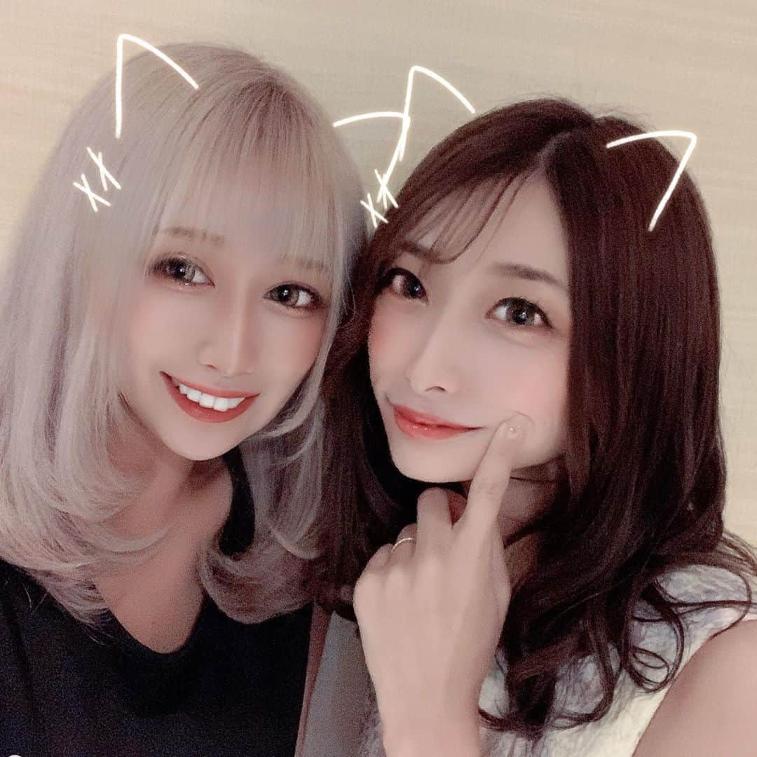 若月雅さんのインスタグラム写真 - (若月雅Instagram)「久々まいまいに会った時の！♡  最近コス写ばかりなので、たまには中の人も。笑 . #仲良しさん #可愛い嫁です」7月17日 17時13分 - miyabi.w_0911