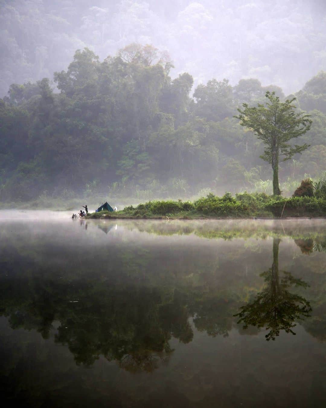 Canon Asiaのインスタグラム：「"Where crowds do not flock" - the best time to view the beauty of Lake Situ Gunung is during sunrise and take full advantage of the pristine lake reflecting all above. We love the colours and how the morning mist adds mystery to this tranquil hideout. . 📷  Images by @premkan taken with Canon EOS 5D Mark III  EF24-105mm f/3.5-5.6 IS STM . Image 1  f/5.6  ISO 160  1/100  105mm Image 2  f/7.1  ISO 100  1/100  24mm Image 3  f/5.6  ISO 125  1/125  105mm . Want your photos to be featured too? Tag them with #canonasia or submit them on My Canon Story, link in bio! . #canonasia #photography #explore #indonesia #sunrise #nature #landscapes #colours #canon #inspiration」