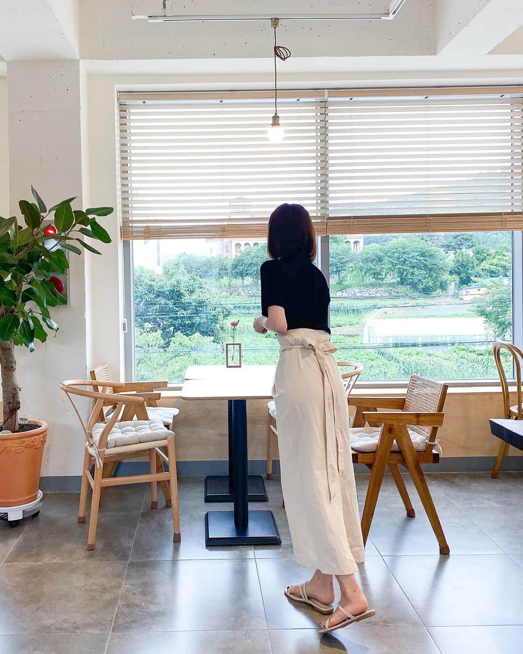 ジナ さんのインスタグラム写真 - (ジナ Instagram)「#스토어팜 #신상 #업데이트  #dailylook #랩스커트 #단추니트  #와이드팬츠 #여리셔츠  -프로필에 스토어팜 주소 있어요🖤」7月17日 17時17分 - ji_na_kk