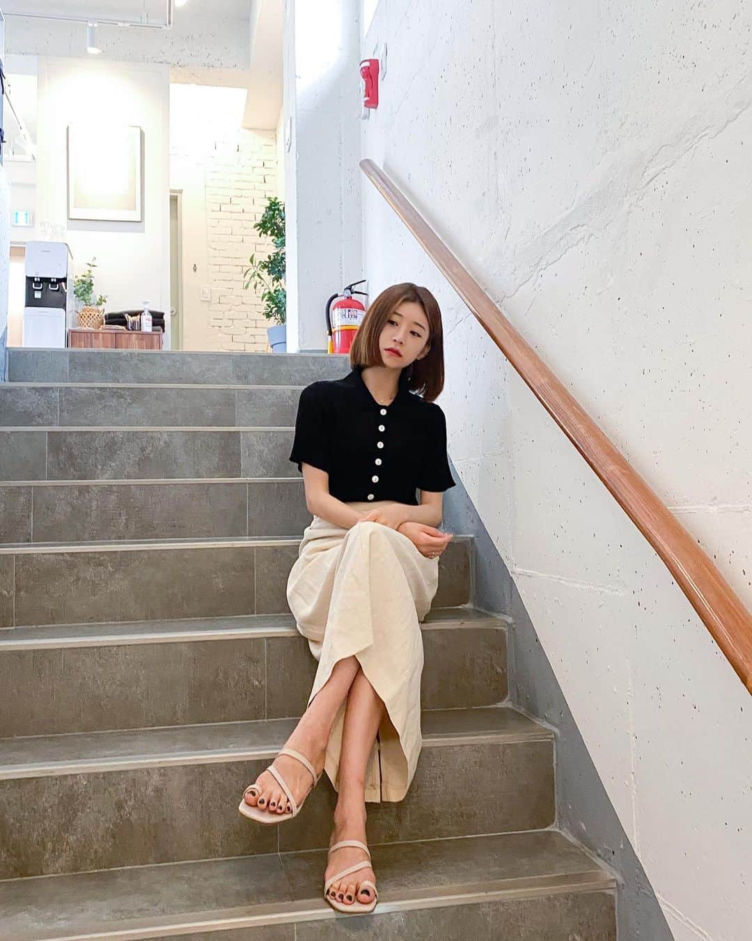 ジナ さんのインスタグラム写真 - (ジナ Instagram)「#스토어팜 #신상 #업데이트  #dailylook #랩스커트 #단추니트  #와이드팬츠 #여리셔츠  -프로필에 스토어팜 주소 있어요🖤」7月17日 17時17分 - ji_na_kk