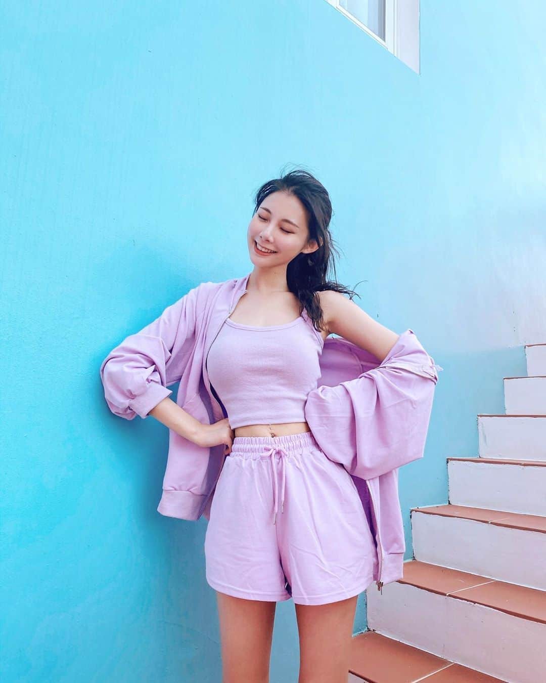 張香香のインスタグラム：「最近好像出了很多粉紫色的衣服💜 少女的粉紫色穿整套很Q😳 夏天我個人最愛的穿搭還是背心+短褲 又方便又涼快又舒適😆 要外出就再搭個長袖外套防曬😎 三件式套裝真滴方便真滴讚😚👍🏻 套裝/ @a_roombuy」