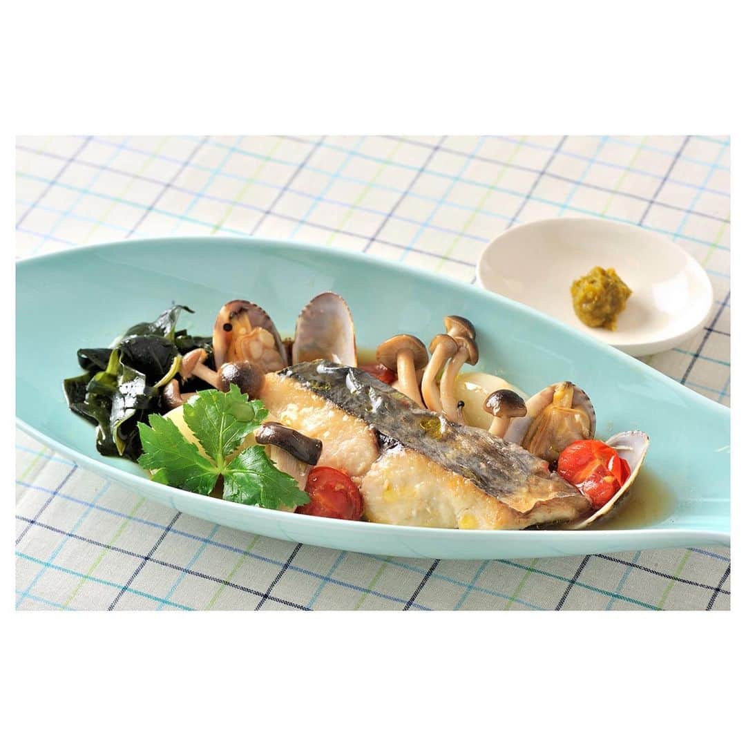 白鶴酒造株式会社のインスタグラム：「【料理酒で減塩】 毎月17日は「減塩の日」です。飲んで楽しむだけでなく、料理に使ってもすぐれた効果を発揮する日本酒。 料理酒には… ・他の調味料もしみこみ易くなる。 ・味がしっかり食材につくので、調味料の使用量が減る。 といった効果が期待できるんです！！  無塩タイプの「料理の清酒」で、健康な食生活をめざしたいですね。 詳しいレシピは「白鶴、料理の清酒」と調べて、レシピをご覧ください♪  ▼料理酒を使うといい7つの理由 http://www.hakutsuru.co.jp/product/cooking_sake_library/  #日本酒 #hakutsuru #折り鶴 #foldedpapercrane #japan #神戸 #kobe #酒 #sake #japanesesake #白鶴 #japaneseculture #lovekobe #料理酒 #減塩 #減塩の日 #料理 #手料理」