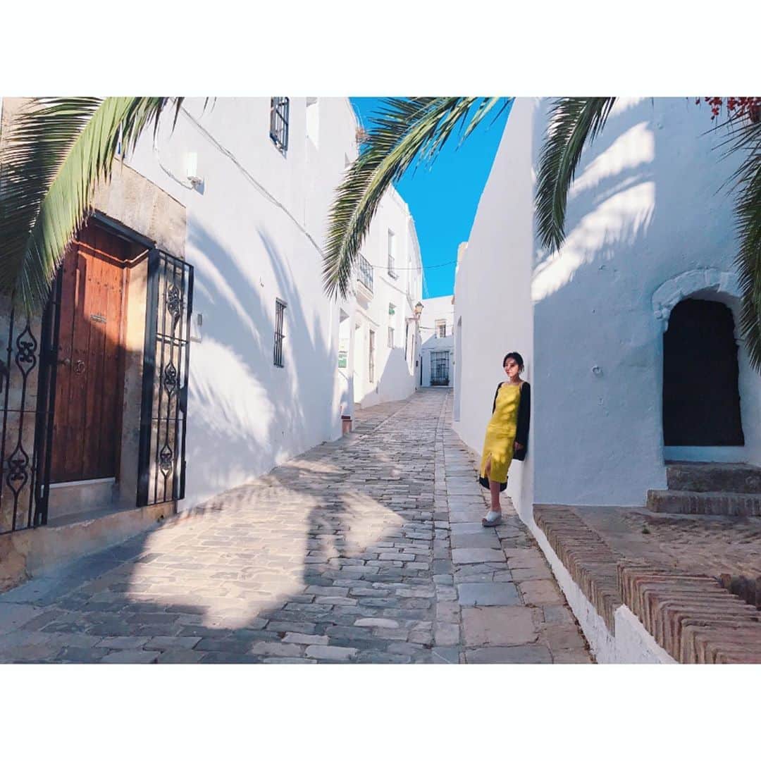咲希あかねのインスタグラム：「#スペイン  街の人たちが温かくて、情熱的で好き。  そして食べ物が美味しい！ 太陽の味がする。 また行きたいな。  #spain #ベヘールデラフロンテーラ  #vejer #アンダルシア  #旅行 #旅 #青空 #緑 #trip  そして#宝塚 の舞台の再開うれしいな。 大変な事もたくさんあると思いますが、ただ単に嬉しい。 組子全員で舞台に立てる日がくることを… オケの方々と一緒に作品を作れる日が来ることを… 祈ります。」