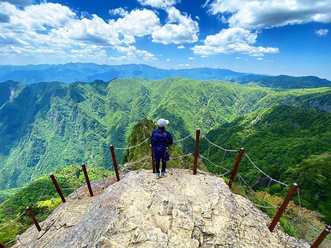 ピーチ・アビエーションのインスタグラム：「夏の空に映える山並みが壮観です👀 奈良県 #大台ヶ原 の深さ約1,000ｍの渓谷を見渡せる #大蛇嵓（だいじゃぐら）。 日本百名山や日本の秘境100選にも選ばれています💡✨  絶景を目指してトレッキングデビューしてみませんか？ まずは、比較的ゆるやかな【東大台コース】がオススメです♪ . . . . . . . . . . . . . . . . . . . . . . . . . . . . . . . . . . . . ▶Photo by @happy712ayu OOKINI!! ▶Place： #奈良県 #上北山村 . . . . . . . . . . . . . . . . . . . . . . . . . . . . . . . . . . . . Peachでは各就航地で撮影された皆さまのお写真をInstagramでご紹介させていただいています。 #fly_peach をつけて投稿してください✨ . #奈良 #奈良旅行 #絶景スポット #山スタグラム  #登山 #登山部  #トレッキング #ハイキング #日本の絶景 #日本百名山 #写真散歩 #japantrip #japan_of_insta #japantravelphoto #visitjapanjp #bestphoto_japan #look_japan」