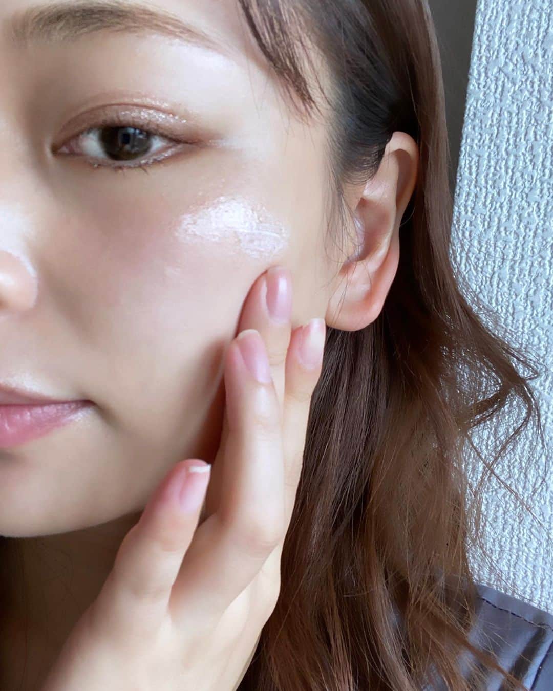 Yuuki mimuraさんのインスタグラム写真 - (Yuuki mimuraInstagram)「🥚✨ . . 相変わらず艶肌が大好きなわたし…🤤 ベースメイクもいろんな艶肌アイテムが出てて 色々試すのが好き…💕 最近使ってハマってるのがこちら👍✨ 韓国の皮膚科やエステサロンで使用されている 酵素サンクリーム☀️ ヒアルロン酸など、保湿成分たっぷりで 伸びがとてもよくて 白浮きせず、ノンオイルなので 敏感肌の方も使えるみたい💕 つやっつやになるの🤍✨ トーンアップしてくれるからちょっとしたお出かけなら これだけで大丈夫だし、 しっかりメイクで、上からファンデつける時でも ノリがむちゃくちゃいいので気に入ってます🙆‍♀️💕 今日～7/30(金)まで セールイベントを行っているみたいです🛒 要チェック⭐️  . . . #ビューティーガールズ  #メディカルコスメ #韓国コスメレビュー  #オキシジェンシューティカルズ  #ベースメイク#日焼け止め#UV#UVケア#UVカット #韓国#韓国コスメ#コスメレポ#スキンケア #韓国メイク#艶肌#つやつや#美肌#美白  . @korea_beauty_girls @beautygirls_byharu」7月17日 17時35分 - u0829u