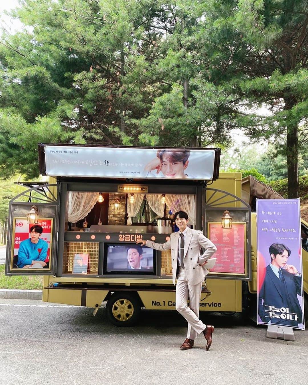 ユン・ヒョンミンのインスタグラム：「작품을 하다보면 한두번의 고비가 찾아옵니다. 오늘이 그날이였는데 깜짝 선물로 큰 힘을 얻었어요. 고마워요 엠스타~~💕」