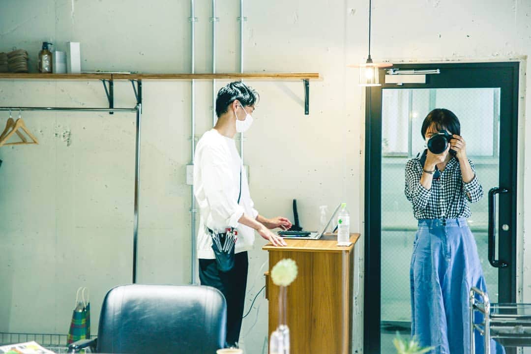 石井寛子のインスタグラム：「代々木にNEW OPENした美容院「kankan」で ヘアチェンジ✂️  久しぶりのショートヘアです。  これまでは ・寝癖ボサボサでも結べるギリギリの長さ。 ・乾かしてオイルちょんちょんでok ・2,3ヶ月美容院いけなくてもなんとかなるシルエット を意識してカットしてもらってました。  これからは スカートもはくだろうし メイクする時間の余裕もあると希望をこめて✨ あえて短くしたい！とオーダー。  終わって鏡を見た瞬間 「懐かしいねー」と☺️  原宿のお店の頃から @arai__michio さん お世話になってかれこれ10年近く。 独立、ほんとうにおめでとうございます！  おめでたい記念に。 初めて写真撮らせていただきました！ マスクもこれもまた思い出ということで📷  kankan 渋谷区元代々木町10-8 関ビル2F  代々木上原、八幡の真ん中あたり。 周辺にはテイクアウトの美味しいお店もたくさんありますよ～！😋  髪の毛絡みのポスト どーしてもテキスト長くなる(笑）」