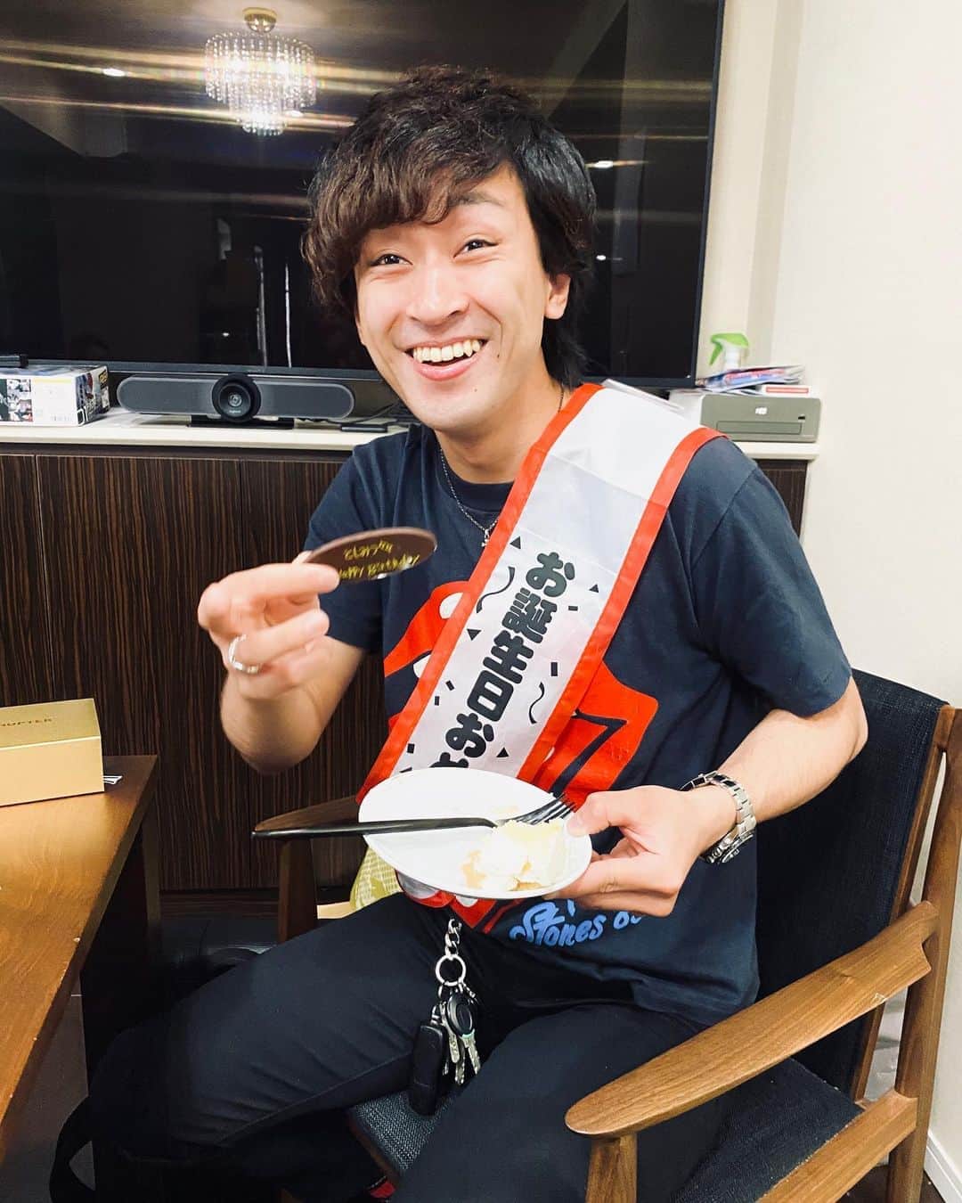としみつのインスタグラム：「こんな時にすみません！ 27歳になりました！」