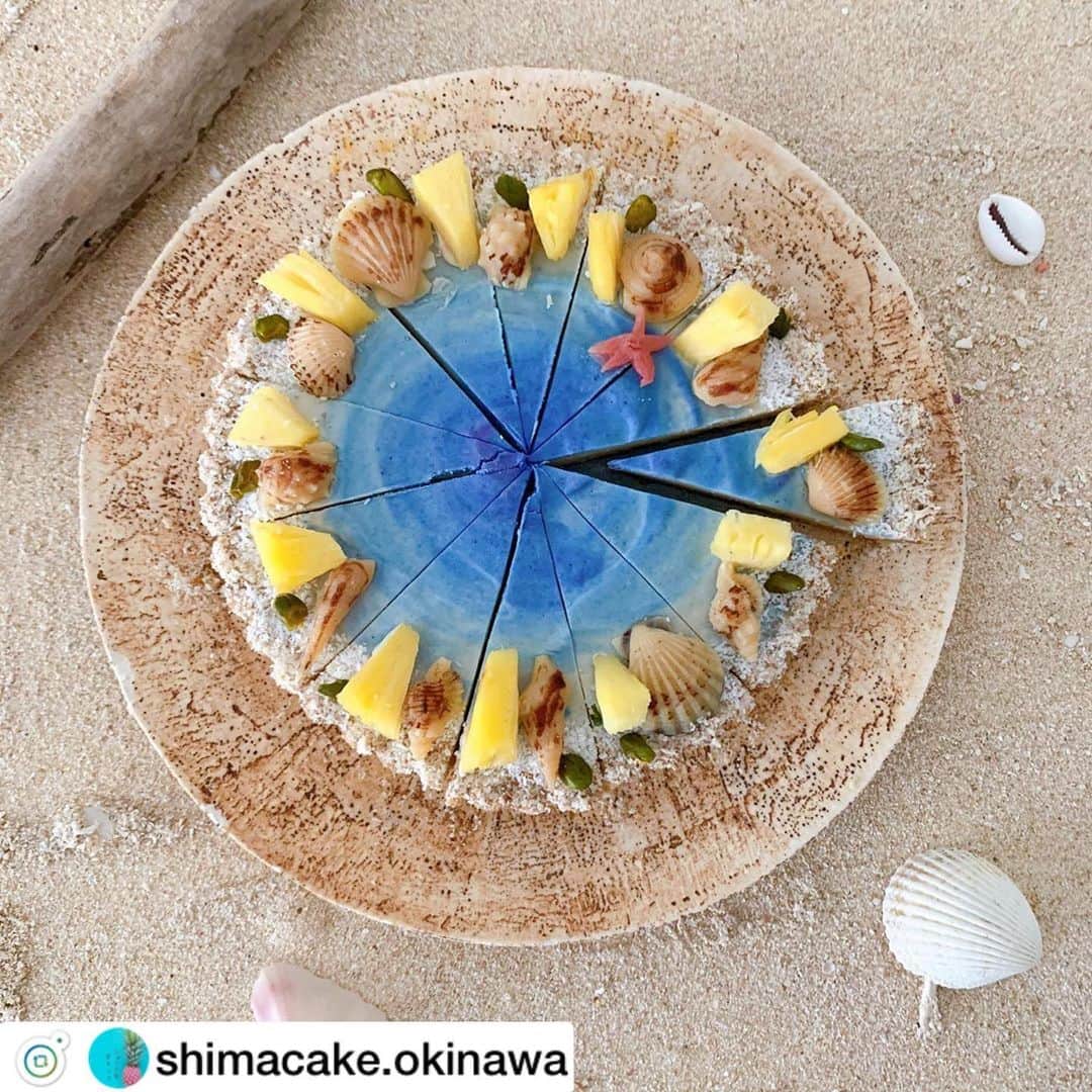 のインスタグラム：「@shimacake.okinawa さま、リポストです😊 . . 気持ちは沖縄！になれるローケーキ、ブルーのグラデーションが美しくまさに沖縄の海のようですね🏝✨🌊💙 . . #ロースイーツ #ローフード #チョコケーキ #ビーガンスイーツ #ヴィーガンスイーツ #ビーガン #ヴィーガン#夏のスイーツ  #夏のメニュー#海のケーキ #ひんやりスイーツ #夏待ちおやつ #dicスピルリナ #spirulina #linablue #rawsweet . ↓ . . summer🌞raw cake. リナブルーは綺麗な青色が出せて身体にも良いスーパーフードなので重宝してます💙 ひんやりローケーキの美味しい季節ですが 溶けやすくて作り手は大変な季節でもありますね😅 今日は七夕🎋✨ ❇︎ ❇︎ ❇︎ #rawcake#rawsweets#vegan#vegansweets#vegancake#summercake#rawchocolate#okinawa#沖縄#ローケーキ#ローチョコレート#リナブルー#スピルリナ#ゴールドバレル」