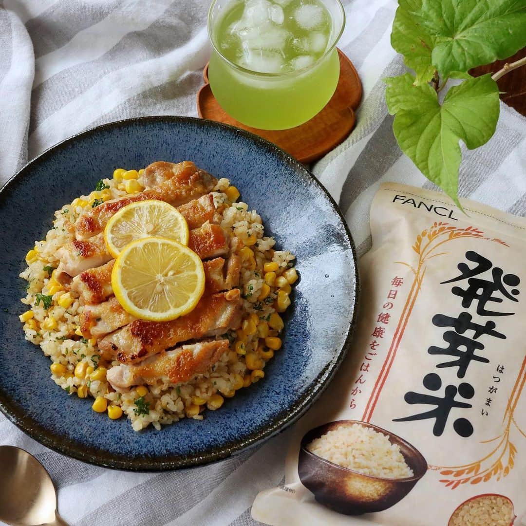 のん ◡̈*さんのインスタグラム写真 - (のん ◡̈*Instagram)「・ ・ 焼きとうもろこしとパセリの混ぜごはんに、 レモンバターチキンステーキ🍋をのせて お昼ごはんですよー♩ (⏬簡単レシピあります) ・ ・ バター醤油味の焼きとうもろこしも レモンバターソースのチキンステーキも 腹ぺこ子供達の大好きメニュー😋❤️ ・ 混ぜごはんには、ファンケル様より いただいた発芽米をブレンドしています。 ・ 発芽米は栄養豊富な玄米を丁寧に発芽させ 栄養価を高めたお米です。 食物繊維は白米の5倍！ その他にも、健康な毎日を応援するGABA（ギャバ）、 腸内環境を整える食物繊維、サビから体を守るビタミンE、 体調を整えるマグネシウム・カリウム・カルシウムなど ミネラルが豊富に含まれています✨ ・ 発芽することで甘味が増して、プチプチとした食感になります。 子供達はこのプチプチが大好き❤ はじめの頃は白米と発芽米を2:1の割合で炊いていましたが もっと入れて〜！！のリクエストで 今は1:1で炊いています😆 ・ 私は産後にもこの発芽米を食べて ダイエットのカロリーコントロールや 栄養補給に役立ていたのですが、 その時には発芽米100%で炊いていました。 ・ 白米に混ぜても発芽米だけでも どちらの食べ方でもとっても美味しく食べられるのが ファンケルさんの発芽米です🌱 ・ 炊き方はとっても簡単で、 発芽米は洗わずそのまま使えます。 水分を少し多めに入れて普段通りの炊飯をするだけ。 手軽に食べられるって毎日続ける為の 大切な条件だと思うのでこの点も気に入っています✨ ・ 栄養バランスのとれた食事をとり 免疫力向上に繋げていくひとつの工夫に 発芽米を取り入れてみませんか？ ・ ファンケルさんでは初回限定特別価格で 発芽米のお試しセットを販売されているようです。 1kg買うと500gがついてくる✨ お試し価格で購入できて送料も通販が初めてなら無料です。 ぜひチェックしてみてくださいね♡ @fancl_official ・ ・ ・ ・ ＊＊＊＊＊＊＊＊＊＊＊＊＊＊＊＊＊＊ 焼きとうもろこしとパセリの混ぜごはんと レモンバターチキンステーキ🍋の作り方🌱 ＊＊＊＊＊＊＊＊＊＊＊＊＊＊＊＊＊＊ ・ ①白米と発芽米をお好みの割合で炊く。 ・ ②とうもろこしは包丁を使って芯から実を外し、 バターを入れたフライパンで炒める。 塩胡椒で味付けし、醤油を加えて香り良く仕上げる。 ・ ③パセリは洗ってみじん切りにしておく。 ・ ④鶏肉は脂肪や筋を取り、皮目を下にしておき 身の厚い部分に包丁で切り込みを入れ 火が均一に入りやすくしておく。 ・ ⑤鶏もも肉にしっかりめに塩胡椒し、皮目に小麦粉をふる。 ・ ⑥油を入れたフライパンで皮目から焼く。 途中蓋をして蒸し焼きにする。 ・ ⑦皮がパリッと焼けたらお皿に一度取りだす。 キッチンペーパーでフライパンを拭く。 ・ ⑧バター30gとレモン果汁大さじ1を フライパンに入れて火にかける(鶏肉二枚分) トロミが出てきたら鶏肉を戻して さっとソースに絡め粗挽き胡椒をふる。 ・ ⑨①のご飯に、②のとうもろこしと ③のパセリを混ぜ合わせる。 ・ ⑩ご飯の上にお肉を盛り付けて カットレモンを飾れば完成です！ ・ 鶏もも肉を豚ロースに変えても美味しいですよ😋 ・ ・ ・ ・ #玄米 #発芽米 #のんレシピ #丁寧な暮らし #おうち時間 #おうちごはん #健康ごはん #食物繊維 #うつわ #器 #ワンプレート #和んプレート #簡単レシピ #レシピ #とうもろこしごはん #チキンソテー #チキンステーキ #混ぜごはん #チャーハン #とうもろこし #パセリ #てづくりごはん365 #homemade #igersjp #wp_deli_japan #instafood  #ファンケル #FANCL #PR」7月17日 17時44分 - non_la_non