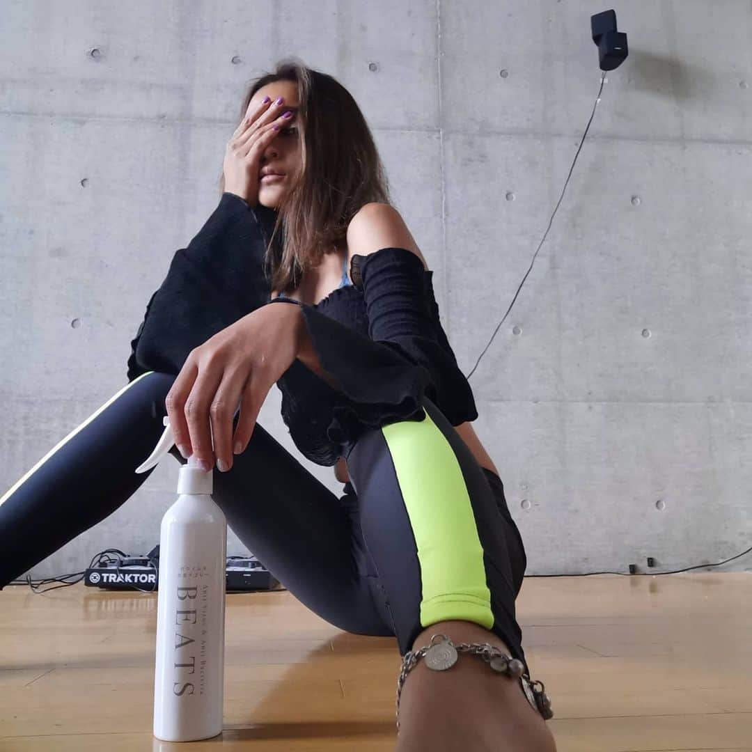 脇田恵子のインスタグラム：「皆さん抗ウイルスしてますか🥺？  除菌スプレーじゃなくて 抗ウイルススプレーゲット🥺❤️ ボトルもおしゃれでいい🤤👍  ウイルスを除去してくれるから 使い捨てマスクでも再利用できそうだし、 ゴミも減るし💮😆  エシカルな消費活動を心がけましょう！  #beats #ビーツ #抗ウイルス」