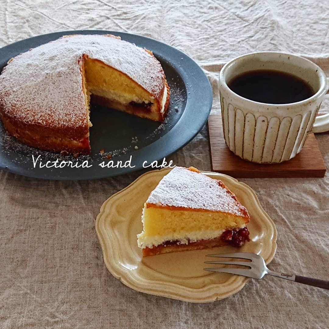 藤森夕子さんのインスタグラム写真 - (藤森夕子Instagram)「今日は、イギリスのケーキ、ビクトリアサンドケーキを作りました。 私はサンドする物を春に作ったいちごジャムと生クリーム(カロリー1/3カット♡)にしました(^^) シンプルなこの感じ好き♡ 2picは、息子のお昼ご飯のチャーシュー丼( *^艸^) 炊飯器にお任せチャーシュー！ 丼物が続いてますな(^^; #息子のお昼ご飯 #手作りおやつ #ビクトリアサンドイッチケーキ #ビクトリアサンドケーキ #victorasandwichcake #victorasandcake#ヴィクトリアサンドイッチケーキ #ヴィクトリアサンドケーキ #イギリスケーキ #お昼ご飯 #チャーシュー丼 #緒方エッグファーム #うつわうたたね #イイホシユミコ #手作りジャム#いちごジャム」7月17日 17時57分 - yukofujimori2525