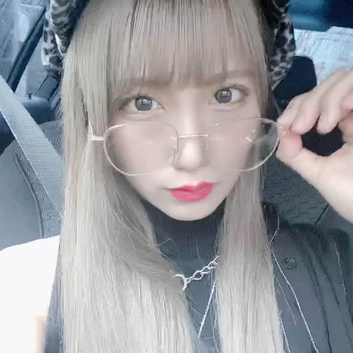うみのういのインスタグラム：「あした髪染める ＊ ＊ ＊  #角色扮演 #일상룩 #데일리룩 #데일리룩코디 #패션 #오오티디 #옷스타그램 #셀카 #얼스타그램 #fashionista #fashion #ootd #ウルフカット #シルバーアッシュ #グレージュ #ネイビーカラー #ネイビーブルー #haircolor #portrait #ポートレート #ポートレート女子」