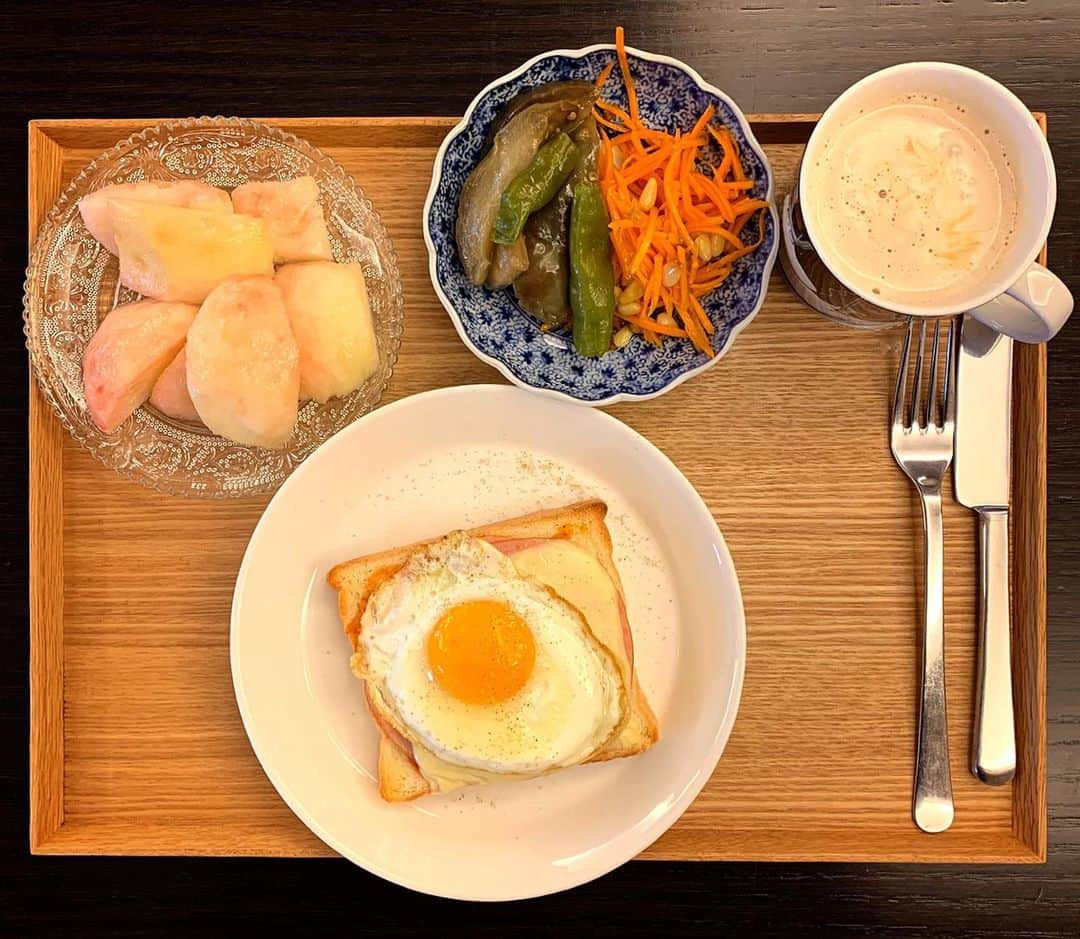 のインスタグラム：「ミニトースト好き  #朝ご飯 #祐ご飯 #ハムエッグトースト #桃  #利ご飯 #キャロットラペ」