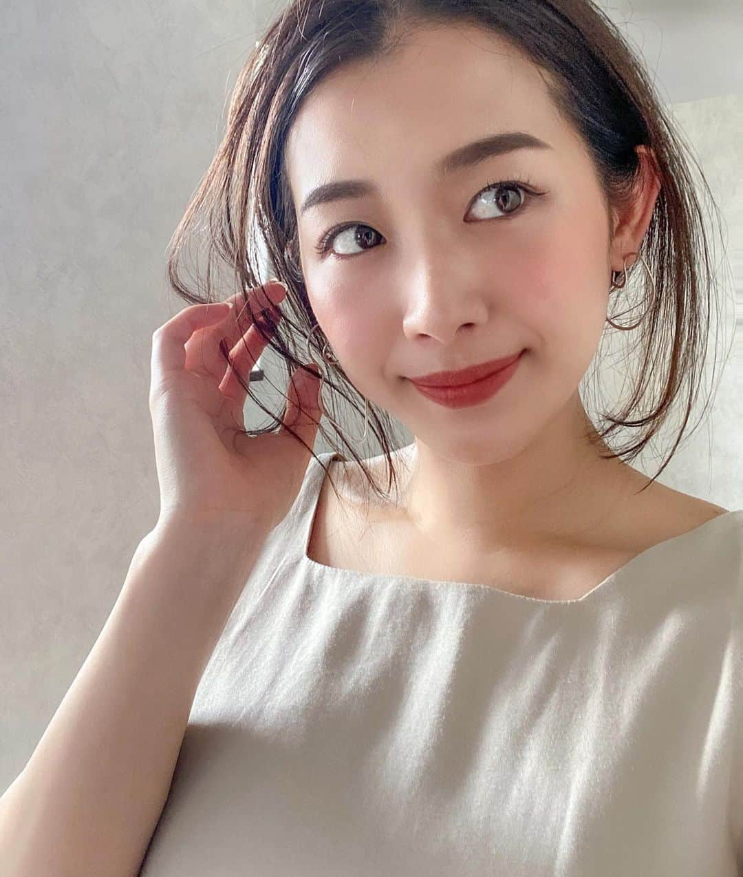 鬼辻麻衣さんのインスタグラム写真 - (鬼辻麻衣Instagram)「絶対に欠かせない、私のオススメ美容スポット🌿 マツエクは何年も　@teenkarbel さんにお願いしています！1回目の時に、丁寧にカウンセリングしていただいて、自分の目に合ったデザインが見つかったので、ずっとそのまんま💛✨ ・ フェイシャルエステは　@menard_love_h  さんに何年もお世話になっております🌿 肌の調子が良くなるだけでこんなに顔が変わるの？ってくらい、エステの後は顔の調子が良い🤣 @akane_kobayashi_m さんとの美容トークにいつも美意識を高められております🧡 #eyelash #心斎橋マツエク」7月17日 17時54分 - kitsumai