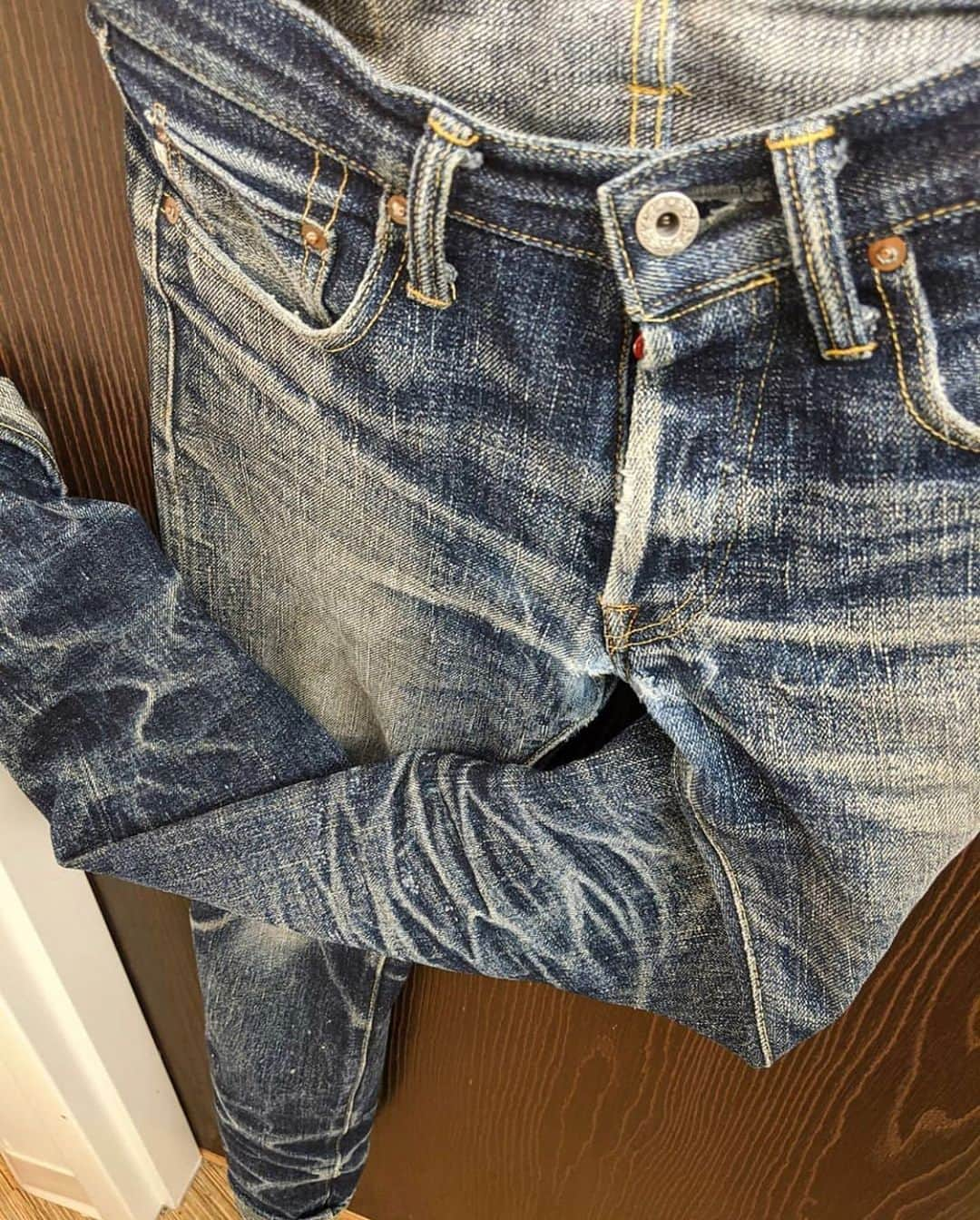 Denimioさんのインスタグラム写真 - (DenimioInstagram)「With the new #onidenim collection coming closer, we thought you might enjoy this well faded pair for today's #fadefriday    #Denimio #denim #denimhead #denimfreak #denimlovers #jeans #selvedge #selvage #selvedgedenim #japanesedenim #rawdenim #drydenim #worndenim #fadeddenim #menswear #mensfashion #rawfie #denimporn #denimaddict #betterwithwear #wabisabi」7月17日 18時05分 - denimio_shop